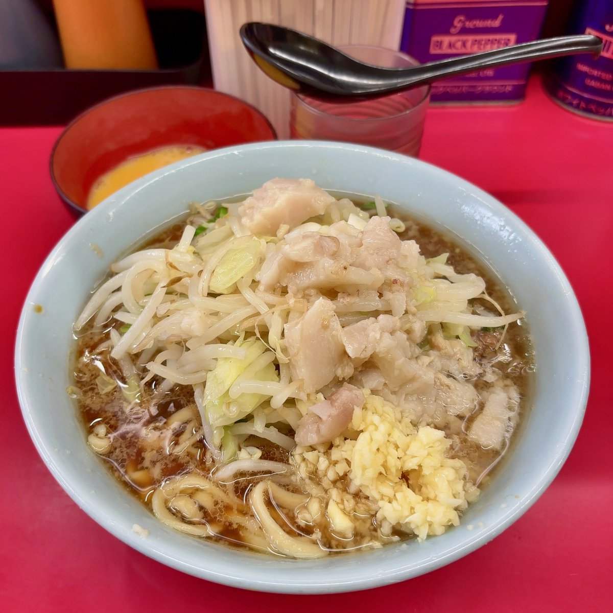 teruo_nk's tweet photo. 中山二郎🍜98

今日のNKYMは、12:26に待ちなし>食券購入/着席>12:34着丼でラッキー✌️ デフォ麺半分にNmA

やっぱりキレキレ非乳化スープ＆啜りやすい自家製麺の組み合わせが好きだと再認識、何とも旨い👍 今日のブタはみっちりとふわふわの両方を堪能👌 安定の旨さが嬉しい、大満足でご馳走様でした🙏 https://t.co/rON2AmRS65