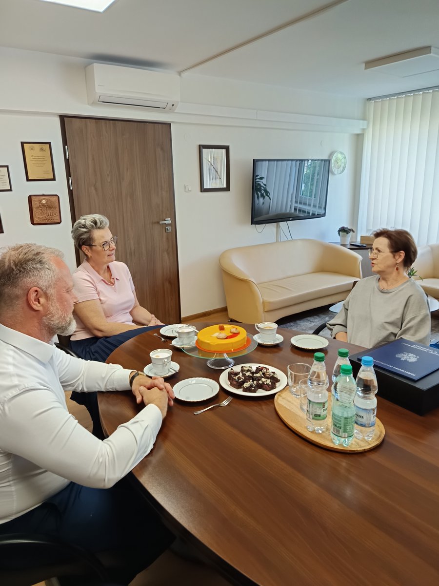 OIP_Bydgoszcz's tweet photo. 💐 W OIP w Bydgoszczy pożegnaliśmy redaktor Ewę Kurzawę z Radia PiK, odchodzącą na emeryturę

🎙️ Przez lata prowadziła audycję „Dyżur eksperta” z udziałem naszych inspektorów

👏 Dziękujemy za rzetelne dziennikarstwo!

🍀 Życzymy zdrowia i zasłużonego odpoczynku!

#PIP #RadioPiK https://t.co/aCFlDPO4rM