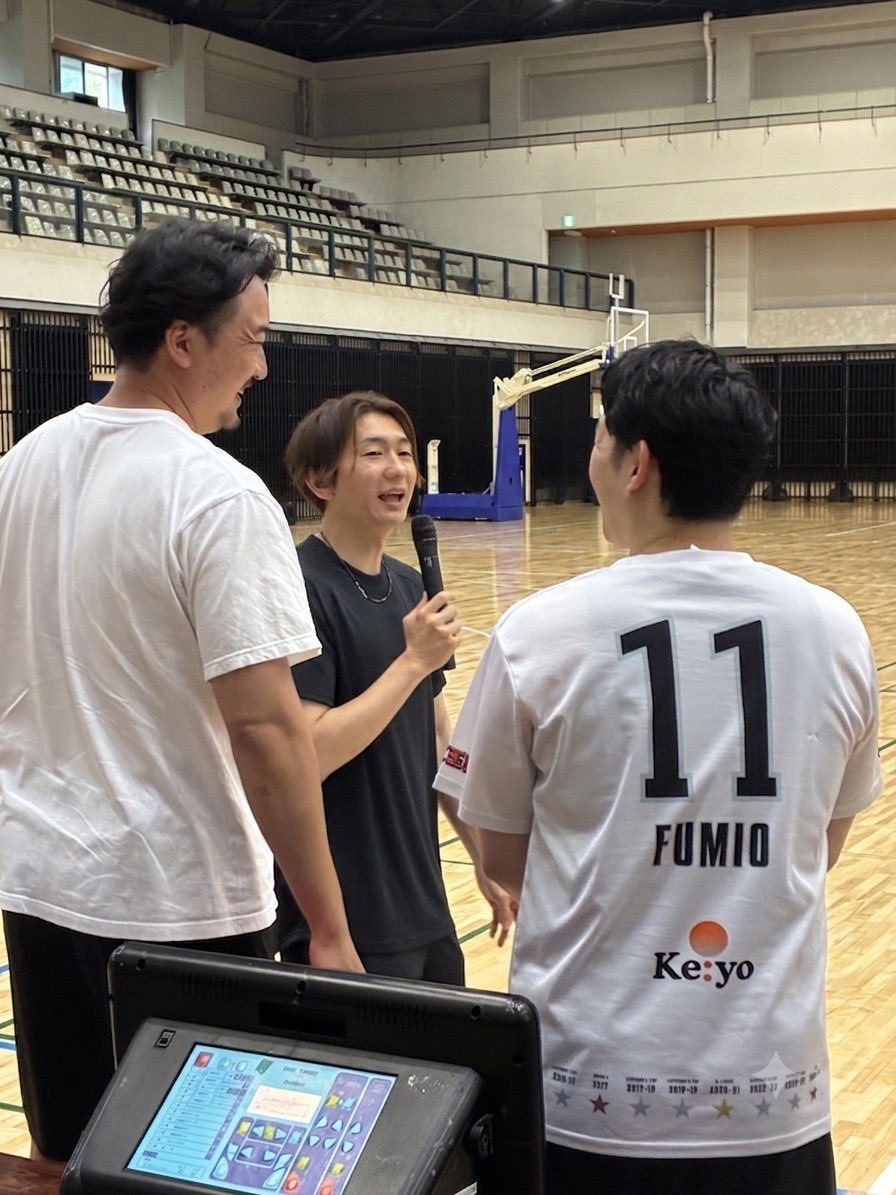 itomako305's tweet photo. 元千葉ジェッツ西村文男氏主催「F会」IN柏中央体育館参加！

Bリーガー集結で大盛り上がり✨ 選手交流でスポーツの熱気を実感しました。

一方、柏市のスポーツ環境整備が急務。特に夏の酷暑で屋外競技は厳しい環境です。

今こそ「箱物」価値を見直すべき。

改善に取り組む！

#F会 #いとう誠 https://t.co/xpmVme5ge5