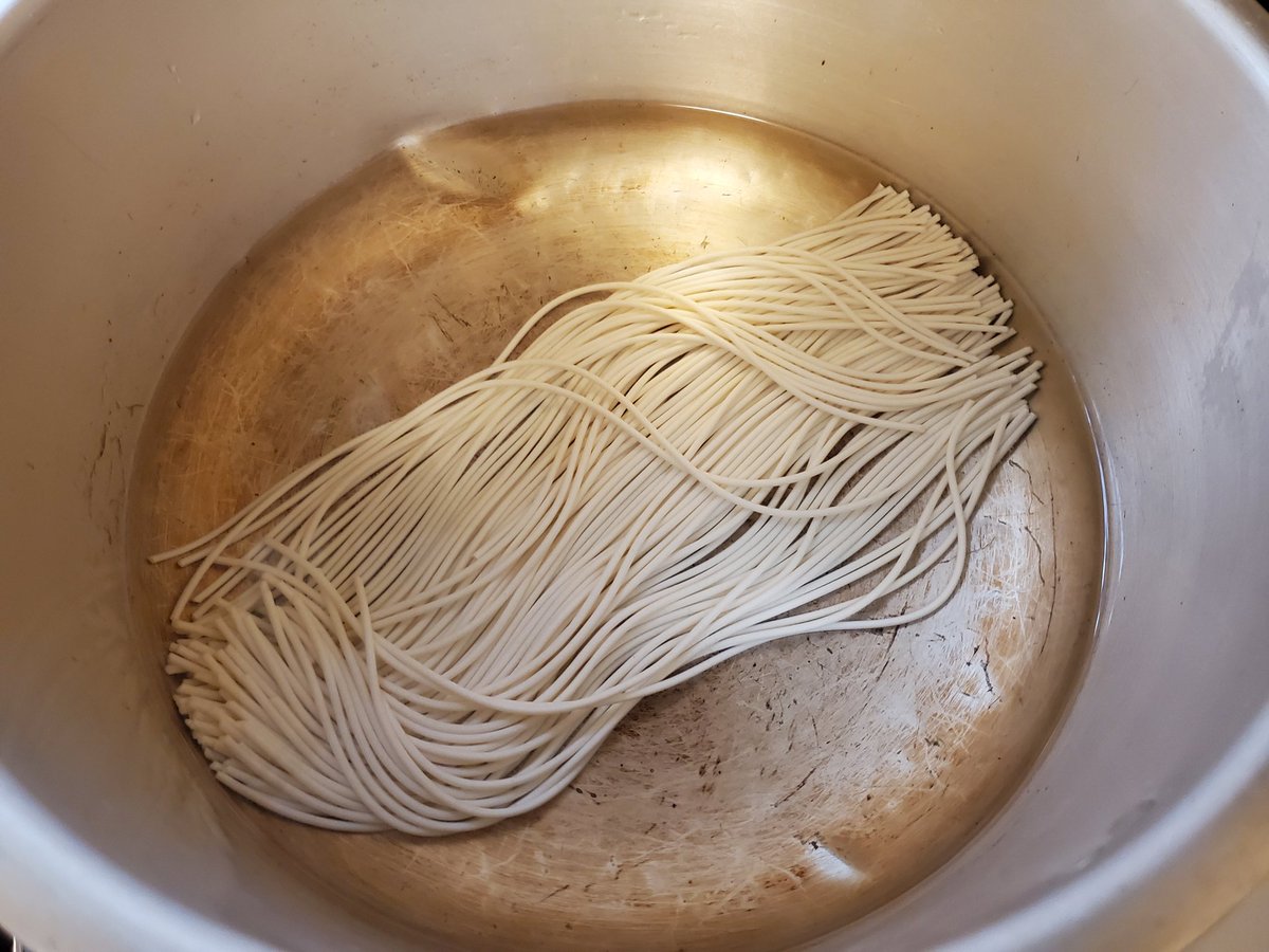 nojiri_h's tweet photo. 水漬けパスタ。この状態で熱湯に浸せば1分くらいで茹であがるし、ちゃんとアルデンテになる。通常の10分もかける茹で時間は、実は水分の浸透を待っているだけと考えていいのかな？ https://t.co/XU5yXP2ETb