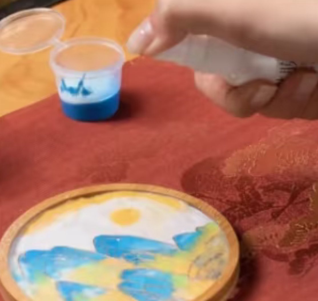 YunHeMing's tweet photo. Cloisonne Craft process highlights:
1. Forge copper base
2. Bend &amp; glue copper wires for patterns
3. Fill colored glaze
4. Repeated kiln firing
5. Grind &amp; gild for final shine
#Cloisonne #Jingtailan #ChineseHeritage #HandmadeCraft #IntangibleCulturalHeritage #OrientalArt https://t.co/NADFHzvsEi