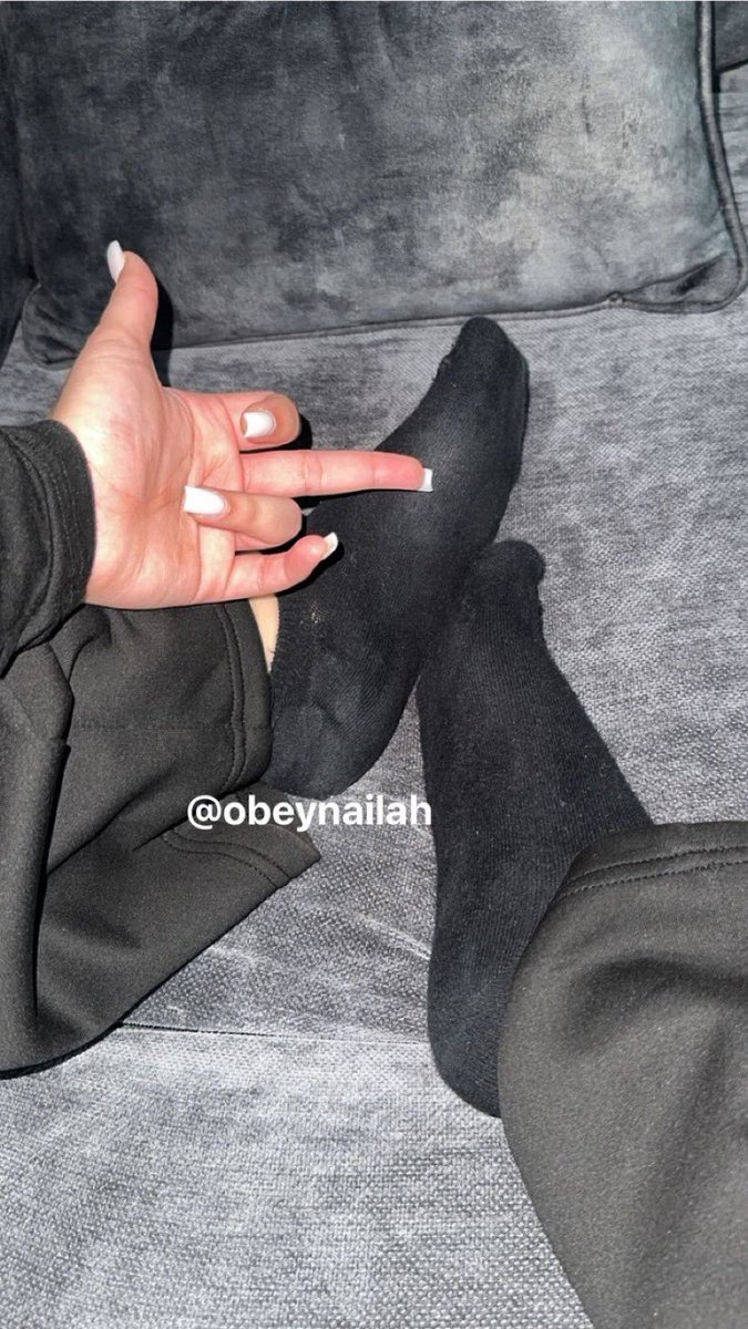 obeynailah's tweet photo. bow down to stinky socks https://t.co/c8kDHqLX1h
