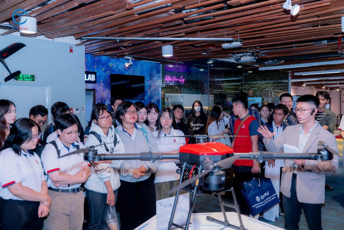 tapdoanctgroup's tweet photo. 70 SINH VIÊN KHOA NGÔN NGỮ TRƯỜNG ĐẠI HỌC HÙNG VƯƠNG TP.HCM KHÁM PHÁ CÔNG NGHỆ TẠI CT INNOVATION HUB 4.0
------------
70 STUDENTS FROM HUNG VUONG UNIVERSITY HO CHI MINH CITY EXPLORE CUTTING-EDGE TECHNOLOGIES AT CT INNOVATION HUB 4.0
#CTGroup #HungVuongUniversity https://t.co/yAbhfrGlZl