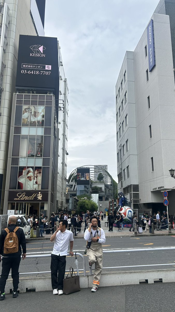 ashkantoe's tweet photo. 渋谷にあるあの大きなAdoが撤去される前に、最後にもう一度見に行ってきた。
本当に人が多かった笑 https://t.co/8MW8lYjHzB