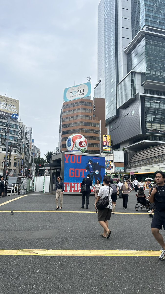 ashkantoe's tweet photo. 渋谷にあるあの大きなAdoが撤去される前に、最後にもう一度見に行ってきた。
本当に人が多かった笑 https://t.co/8MW8lYjHzB