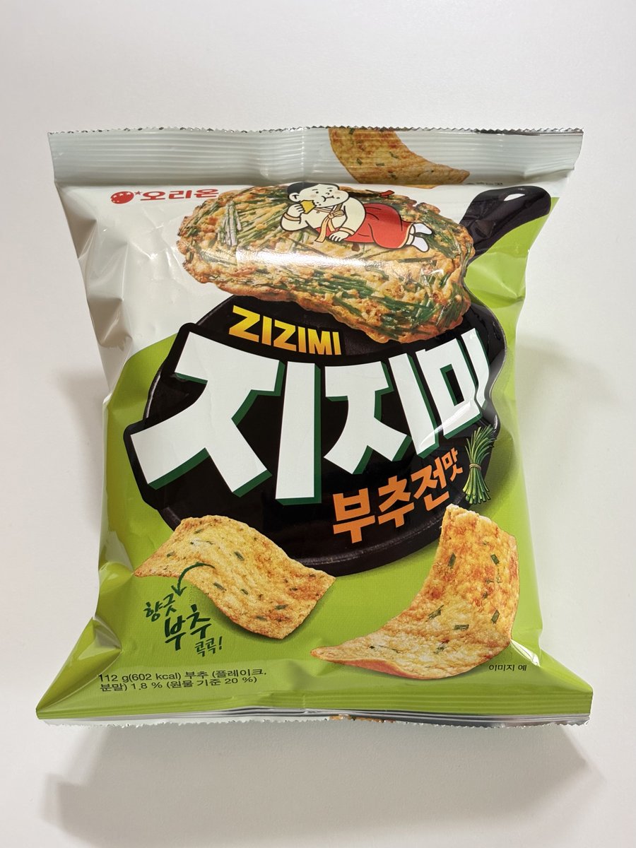 johda__'s tweet photo. 부침개 먹고 놀란 가슴
오리온 지지미 << 먹고 놀람

둘 다 부침개 꼬다리 특유의
농축되고 탄 듯하면서 고소한
맛이 나는데 개인적으로는
김치전맛보다 부추전 맛이
더 재현도가 높고 기깔났음

김치전은 매콤하고 자극적인데
김치 맛이 좀 더 진하면 좋을 듯 https://t.co/slYq9QeBGZ