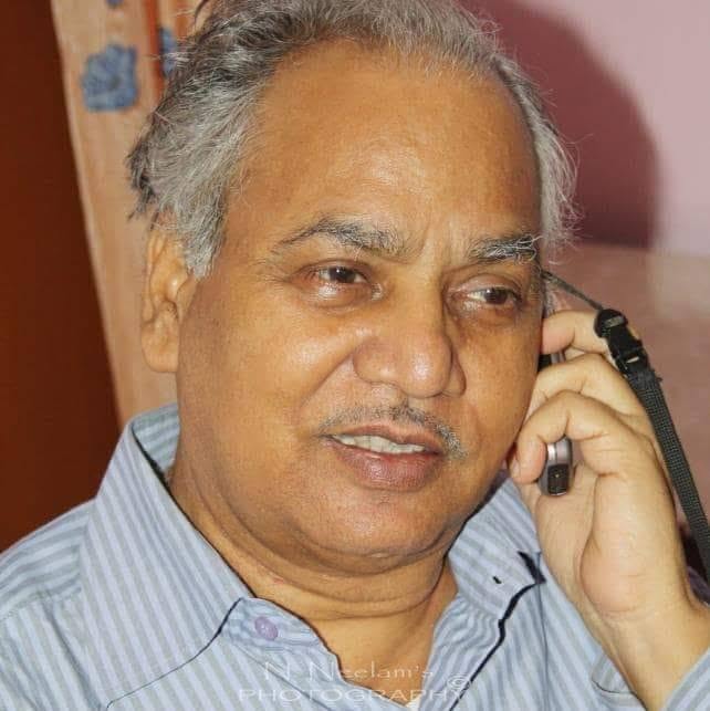 TheTribhuvan's tweet photo. संजीव : कहानी का वह रसायनज्ञ, जो मनुष्य को बचाने के लिए कथा लिखता है

आज हिन्दी के सुप्रसिद्ध कहानीकार संजीव का जन्मदिन है। 

संजीव का जन्म 6 जुलाई, 1947 को हुआ यानी स्वतंत्र भारत के लगभग साथ-साथ। यह तारीख़ भी अपने भीतर एक संकेत रखती है। एक तरफ़ देश राजनीतिक रूप से स्वतंत्र हो रहा था, दूसरी तरफ़ समाज अपने भीतर जाति, वर्ग, भूख, विस्थापन, श्रम, स्त्री की उपेक्षा, बाज़ार, सत्ता और सामंती अवशेषों की अनेक बेड़ियाँ ढो रहा था। संजीव की कहानियाँ उसी अधूरे भारत की कहानियाँ हैं। ऐसे भारत की, जिसे संविधान ने नागरिक तो बना दिया, लेकिन जीवन ने अब भी बराबरी नहीं दी।

संजीव को पढ़ते हुए बार-बार लगता है कि वे केवल कहानीकार नहीं, भारतीय समाज के रसायनज्ञ हैं। 

यह संयोग नहीं कि वे जीवन के लंबे हिस्से में रासायनिक प्रयोगशाला से जुड़े रहे। रसायनज्ञ पदार्थों की भीतरी प्रतिक्रियाएँ देखता है; संजीव समाज की भीतरी प्रतिक्रियाएँ देखते हैं। बाहर से शांत दिखने वाला गाँव, कस्बा, परिवार, मज़दूर-जीवन, आदिवासी इलाक़ा, स्त्री का मौन, किसान का टूटना, समुद्र का डर, पहाड़ का अकेलापन—इन सबके भीतर कौन-सी अदृश्य गैसें बन रही हैं, कौन-सा अम्ल रिस रहा है, कौन-सा विस्फोट अभी हुआ नहीं है पर होगा—संजीव उसे कथा में पकड़ लेते हैं।

उनकी कथा-दृष्टि का सबसे बड़ा गुण यह है कि वे मनुष्य को केवल भावुकता में नहीं बचाते, वे उसे उसकी पूरी सामाजिक परिस्थिति में बचाते हैं। उनकी कहानियों में एक दुर्लभ करुणा और असाधारण रूप से खोए हुए रिश्तों की बेचैनी है, लेकिन संवेदना का पाखंड नहीं। करुणा है, लेकिन करुणा की चिकनी-चुपड़ी सजावट नहीं। वे भाषा में फूल नहीं सजाते, वे भाषा से मिट्टी खोदते हैं। उनकी कथा-भूमि में किसान है, मज़दूर है, स्त्री है, आदिवासी है, मछुआरा है, बूढ़ा है, बच्चा है, भूखा है, बेघर है, अपमानित है, और वह भी है जिसे सभ्य समाज ने कभी ठीक से देखा ही नहीं।

संजीव की कहानियाँ केवल पढ़ी हुई चीज़ें नहीं हैं; वे पाठक को उन अनपढ़े, अनकहे, दबे हुए हिस्सों की तरफ़ धकेलती हैं, जिन्हें समाज ने जान-बूझकर नहीं पढ़ा। मैं बहुत बार जिस तरह किताबों को पढ़ने-न-पढ़ने, जानने-न-जानने और व्याख्या के छल-प्रपंच पर विचार करता हूँ तो लगता है कि संजीव की कहानियाँ पूछती हैं—हमने भारत को सचमुच पढ़ा भी है या केवल उसके राष्ट्रगीत, चुनावी नारे और विकास-रिपोर्टें पढ़ी हैं?

संजीव की कथा में एक तरह की जासूसी भी है; लेकिन यह अपराध-कथा वाली जासूसी नहीं। यह मनुष्य की नियति की जासूसी है। वे पता लगाते हैं कि किसी गाँव की स्त्री आखिर मौन क्यों है? कोई मज़दूर क्यों टूटता है? कोई आदिवासी क्यों अदृश्य कर दिया जाता है? किसान के भीतर गुस्सा है या पराजय? एक आदमी अपनी ज़मीन से कटने के बाद सिर्फ़ भूगोल खोता है या आत्मा भी खो देता है? संजीव की कहानी में अपराधी कोई एक व्यक्ति नहीं होता; अपराधी पूरा समाज, पूरा ढाँचा, पूरी व्यवस्था भी हो सकती है। यही उन्हें साधारण कहानीकारों से अलग करता है।

आधुनिक और क्लासिक साहित्य वाली आलोचनात्मक पद्धति से देखें तो संजीव हिन्दी कहानी की परंपरा में एक अत्यंत महत्त्वपूर्ण पुल हैं। वे प्रेमचंद की सामाजिक चिंता से जुड़े हैं, रेणु की आंचलिक संवेदना से भी, मुक्तिबोध की वैचारिक बेचैनी से भी और समकालीन कथा की संरचनात्मक बेचैनी से भी। पर वे किसी की नक़ल नहीं हैं। वे अपनी कथा-भूमि स्वयं निर्मित करते हैं। उनके यहाँ गाँव केवल दृश्य नहीं, इतिहास है; श्रम केवल घटना नहीं, सभ्यता है; स्त्री केवल पात्र नहीं, मनुष्य की पराजित लेकिन अदम्य चेतना है।

संजीव की कहानी का बड़ा कमाल यह है कि वे स्थानीय को विश्व-स्तर का बना देते हैं। कोई पहाड़ी मज़दूर, कोई मछुआरिन, कोई बूढ़ी औरत, कोई किसान, कोई दलित जीवन, कोई उपेक्षित समुदाय—वे सब केवल भारतीय पात्र नहीं रह जाते, वे विश्व-साहित्य के पात्र बन जाते हैं। यही बड़े कहानीकार की पहचान है। छोटा लेखक अपने गाँव को गाँव ही रहने देता है; बड़ा लेखक अपने गाँव में पूरी पृथ्वी दिखा देता है। संजीव यही करते हैं।

संजीव की कहानियाँ हमें यह सोचने पर मजबूर करती हैं कि कहानी का अंत केवल लेखक की कलम से लगाया गया पूर्ण विराम नहीं है। उनकी अनेक कहानियाँ पढ़कर लगता है कि असली कहानी तो पन्ने के बाद शुरू होती है। अगर उस पात्र ने दूसरा निर्णय लिया होता तो? अगर समाज ने उसे थोड़ा सहारा दिया होता तो? अगर व्यवस्था क्रूर न होती तो? अगर प्रेम बचा रहता तो? अगर ज़मीन न छीनी जाती तो? अगर नदी, पहाड़, समुद्र और जंगल मनुष्य के साथ धोखा न खाते तो?

संजीव का कथ्य अक्सर ऐसे बिंदु पर पहुँचता है जहाँ पाठक कहानी के भीतर एक वैकल्पिक जीवन खोजने लगता है। यही उनकी ताक़त है। वे पाठक को निष्क्रिय दर्शक नहीं रहने देते। वे पाठक से कहते हैं—अब तुम बताओ, इस समाज का अंत क्या होगा? यह मनुष्य बचेगा या नहीं? यह स्त्री मरेगी या जी उठेगी? यह किसान आत्महत्या करेगा या विद्रोह करेगा? यह आदिवासी जंगल छोड़ेगा या इतिहास से टकराएगा?

यहाँ उनकी कहानी केवल साहित्य नहीं रहती; वह नैतिक परीक्षा बन जाती है।

समाजशास्त्रीय आलोचना-फलक से देखें तो संजीव उन लेखकों में हैं जो साहित्य को समाज से काटकर नहीं देखते। उनकी कहानियाँ सत्ता-संबंधों को पहचानती हैं। वे समझती हैं कि कहानी केवल सुंदर वाक्यों की व्यवस्था नहीं है, वह सामाजिक शक्तियों का दस्तावेज़ भी है। जाति कैसे बोलती है, वर्ग कैसे दबाता है, बाज़ार कैसे मनुष्य को माल में बदलता है, पितृसत्ता कैसे स्त्री की देह और श्रम को चुपचाप निगलती है, राजनीति कैसे लोकजीवन को अपने भाषणों में इस्तेमाल करती है—संजीव इन सबको अपनी कथा में पकड़ते हैं।

उनकी कहानियों में समकालीन भारत का सामाजिक भूगोल फैलता है। वहाँ गाँव है, कस्बा है, पहाड़ है, समुद्र है, जंगल है, श्रम है, प्रेम है, असुरक्षा है, हिंसा है, विस्थापन है और मनुष्य की गरिमा बचाने का अनवरत संघर्ष है। संजीव की कथा-दृष्टि इसलिए बड़ी है क्योंकि वह केवल दु:ख की रिपोर्टिंग नहीं करती; वह दु:ख के कारणों की खोज करती है। वह केवल आँसू नहीं दिखाती; वह उन सामाजिक हथेलियों को भी दिखाती है, जिन्होंने आँखों में आँसू भरे।

आज जब कहानी कई बार शहरी मध्यवर्गीय आत्ममुग्धता, भाषा की चमक और बाज़ारू संवेदना में फँस जाती है, संजीव हमें याद दिलाते हैं कि कहानी का असली धर्म मनुष्य की खोज है। मनुष्य को उसकी समग्रता में देखना—उसकी भूख, उसकी देह, उसकी स्मृति, उसकी जाति, उसकी बोली, उसकी शर्म, उसका प्रतिरोध, उसका प्रेम, उसका अपराधबोध, उसकी हँसी और उसकी आख़िरी उम्मीद—यह आसान काम नहीं है। संजीव इसे वर्षों से कर रहे हैं।

उनकी कहानियाँ पढ़ना भारत के उन हिस्सों में जाना है, जहाँ टीवी कैमरे देर से पहुँचते हैं, जहाँ अख़बार अक्सर छोटी ख़बर बनाकर लौट आते हैं, जहाँ नेता चुनाव के समय जाते हैं और समाजशास्त्री कभी-कभी शोध-पत्र के लिए। संजीव वहाँ कथा लेकर जाते हैं। वे मनुष्यों को “केस स्टडी” नहीं बनाते; उन्हें जीवन देते हैं। यह फ़र्क़ बहुत बड़ा है।

उनकी भाषा पर विशेष बात करनी चाहिए। संजीव के पास भाषा की कला है, लेकिन वे भाषा को अपने लेखकीय रचनाकौशल का बाज़ारू प्रदर्शन नहीं बनाते। उनकी भाषा पात्रों, भूगोल और परिस्थिति से निकलती है। वहाँ देशज शब्द हैं, लोक की लय है, बोलियों की धड़कन है और साथ ही आधुनिक विवेक की कसावट भी। वे कथा को सजाते नहीं; उसे उसके स्वाभाविक रंग, गंध और ताप के साथ सामने रखते हैं। उनकी कुछ कहानियां इतना मुग्ध करती हैं कि आप उनके प्रभाव से मुक्त हो ही नहीं सकते। उनके इस असर को देखें तो हिन्दी के कई कहानीकारों से वे कहीं अधिक प्रभावी साबित हाेते हैं। 

संजीव की कहानियों में स्त्री-पात्र विशेष रूप से उल्लेखनीय हैं। वे करुणा की वस्तु नहीं हैं, वे चेतना की वाहक हैं। वे टूटती हैं, लेकिन केवल टूटती नहीं; वे समाज की असल क्रूरता को उजागर करती हैं। वे अपने मौन से भी बोलती हैं। संजीव जानते हैं कि भारतीय समाज में स्त्री की उपेक्षा केवल घरेलू घटना नहीं, सभ्यता का नैतिक पतन है। इसी कारण उनकी स्त्रियाँ पाठक के भीतर देर तक रहती हैं।

इसी तरह आदिवासी, किसान, मज़दूर और हाशिये के पात्र उनके यहाँ किसी नारे के हिस्से नहीं बनते। वे जीवित लोग हैं। उनमें दोष भी हैं, स्वप्न भी हैं, मोह भी हैं, डर भी हैं, संघर्ष भी है। संजीव की प्रामाणिकता यहीं है कि वे अपने पात्रों को विचारधारा के पोस्टर में नहीं बदलते। वे विचार को जीवन से जन्म देते हैं।

इस समय के हिन्दी कहानीकारों की सूची बनाते हुए अगर संजीव को अग्रिम पंक्ति में न रखा जाए तो यह आलोचना की भूल होगी। वे उन दुर्लभ कथाकारों में हैं जिनके यहाँ अनुभव की व्यापकता, सामाजिक दृष्टि की गहराई, भाषा की विश्वसनीयता, कथात्मक कौशल और मनुष्यता की बेचैनी एक साथ मिलती है। वे केवल अपने समय के कथाकार नहीं, अपने समय के साक्षी हैं।

संजीव की कहानियाँ हमें यह भी सिखाती हैं कि साहित्य केवल मनोरंजन नहीं, मनुष्य को बचाने की चेष्टा है। जब विकास मनुष्य को पीछे छोड़ देता है, जब सत्ता नागरिक को आँकड़ों में बदल देती है, जब बाज़ार जीवन को माल बना देता है, जब समाज अपने सबसे कमजोर लोगों से नज़र चुराता है—तब संजीव जैसे लेखक ज़रूरी हो जाते हैं। वे हमें बताते हैं कि कहानी अभी मरी नहीं है, क्योंकि मनुष्य अभी पूरी तरह पराजित नहीं हुआ है।

संजीव का जन्मदिन इसलिए केवल एक लेखक का जन्मदिन नहीं है; यह हिन्दी कहानी की उस परंपरा का भी उत्सव है जो मनुष्य को केंद्र में रखती है, जो व्यवस्था से सवाल करती है, जो भूले हुए चेहरों को आवाज़ देती है और जो साहित्य को जीवन की गहरी ज़िम्मेदारी मानती है।

संजीव को जन्मदिन की हार्दिक शुभकामनाएँ। वे हमारे समय के उन बड़े कहानीकारों में हैं जिनकी कहानियाँ पढ़कर लगता है कि हिन्दी कहानी केवल लिखी नहीं जा रही, वह अपने समय की आत्मा का तापमान भी दर्ज कर रही है। और यह काम कोई छोटा लेखक नहीं कर सकता। यह वही लेखक कर सकता है जिसके पास अनुभव की पृथ्वी, भाषा की आग, करुणा की नमी और मनुष्यता को बचाने का दीर्घ धैर्य हो। संजीव के पास यह सब है—इसीलिए वे हमारे समय के सचमुच बड़े कहानीकार हैं।