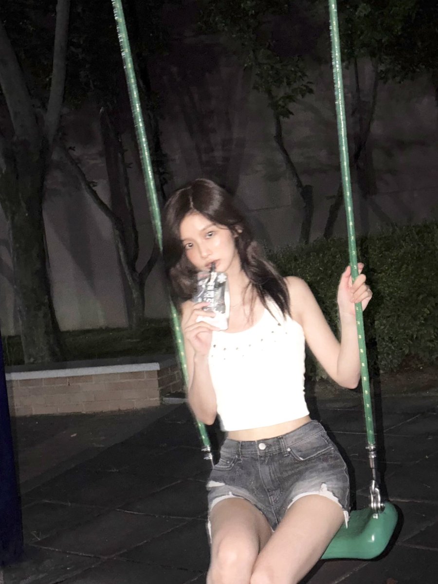kanggo56's tweet photo. 엔믹스누나들 핵불닭초핫한사진올라와서 어지러우면 리더님이 바로 화제진압하러옴 https://t.co/q18PYT7SGv