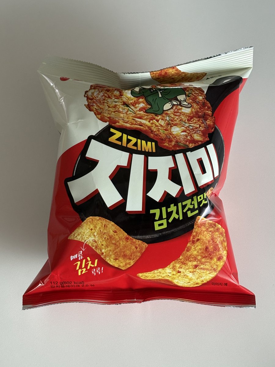 johda__'s tweet photo. 부침개 먹고 놀란 가슴
오리온 지지미 << 먹고 놀람

둘 다 부침개 꼬다리 특유의
농축되고 탄 듯하면서 고소한
맛이 나는데 개인적으로는
김치전맛보다 부추전 맛이
더 재현도가 높고 기깔났음

김치전은 매콤하고 자극적인데
김치 맛이 좀 더 진하면 좋을 듯 https://t.co/slYq9QeBGZ
