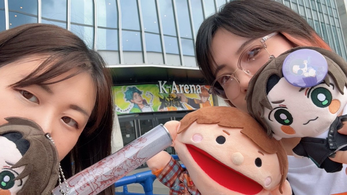 kirisumikko's tweet photo. 土日は肉チョモ大決戦2日間参戦してきたー！！
昔から知ってるのに初めて生で見る歌い手さんがいっぱいだったし凄く楽しい2日間でしたー！！

おや？めいちゃんの様子が……？？
あぁー！！めいちゃんテンション上がったからってGeroさん食べちゃダメー！！
(手が塞がってました) https://t.co/H6IE2OtOoO