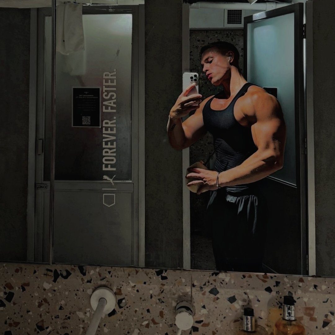 BaratheonHimbo's tweet photo. ⠀⠀

⠀⠀  Late night gym session. Your boyfriend doesn't stand a chance.

#SeductiveSunday 

⠀⠀ https://t.co/lwQsT6c54z