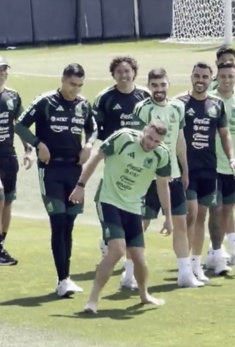 Uvacrack's tweet photo. Que cabrón el destino, te burlaste de Alexis Vega y te lesionaste solo pobre pendejo Santiago Jiménez! https://t.co/xIo83jOFO7