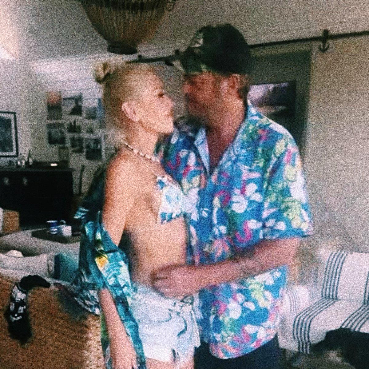 Gottwurfltnicht's tweet photo. I realised that no matter how many times my interests change here in twitter, I would always come back to Gwen and Blake. There's nothing quite like their love. #shefani https://t.co/MuxK8b8eyk