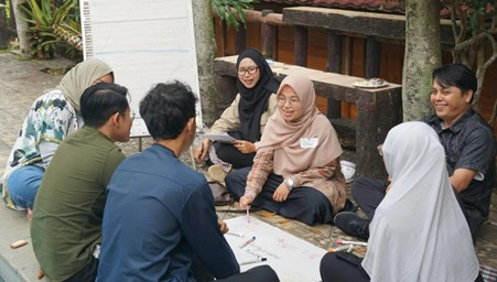 dompetdhuafaorg's tweet photo. Ngobrol Bumi 2026: Kolaborasi Nyata Hadapi Krisis Lingkungan

DMC Dompet Dhuafa menggelar simposium Ngobrol Bumi 2026 sebagai wadah kolaborasi para pegiat lingkungan dalam merumuskan solusi atas krisis iklim, hilangnya keanekaragaman hayati, serta polusi.  Baca selengkapnya di: https://t.co/r3E0QtpvMT  
#JagaBumi #NgobrolBumi #DompetDhuafa