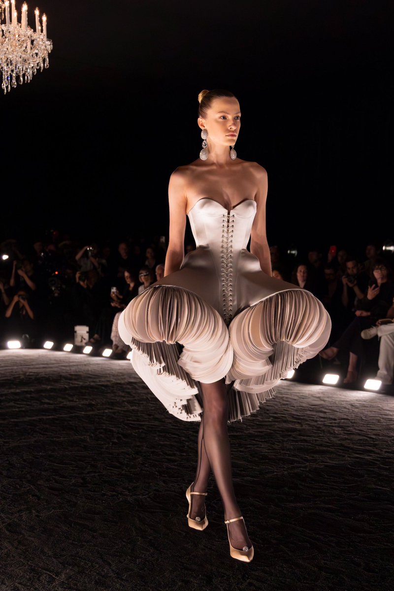 jacquemusx's tweet photo. Kicking off this morning, as per usual, with Schiaparelli Couture ✨ https://t.co/lmOnQopIak