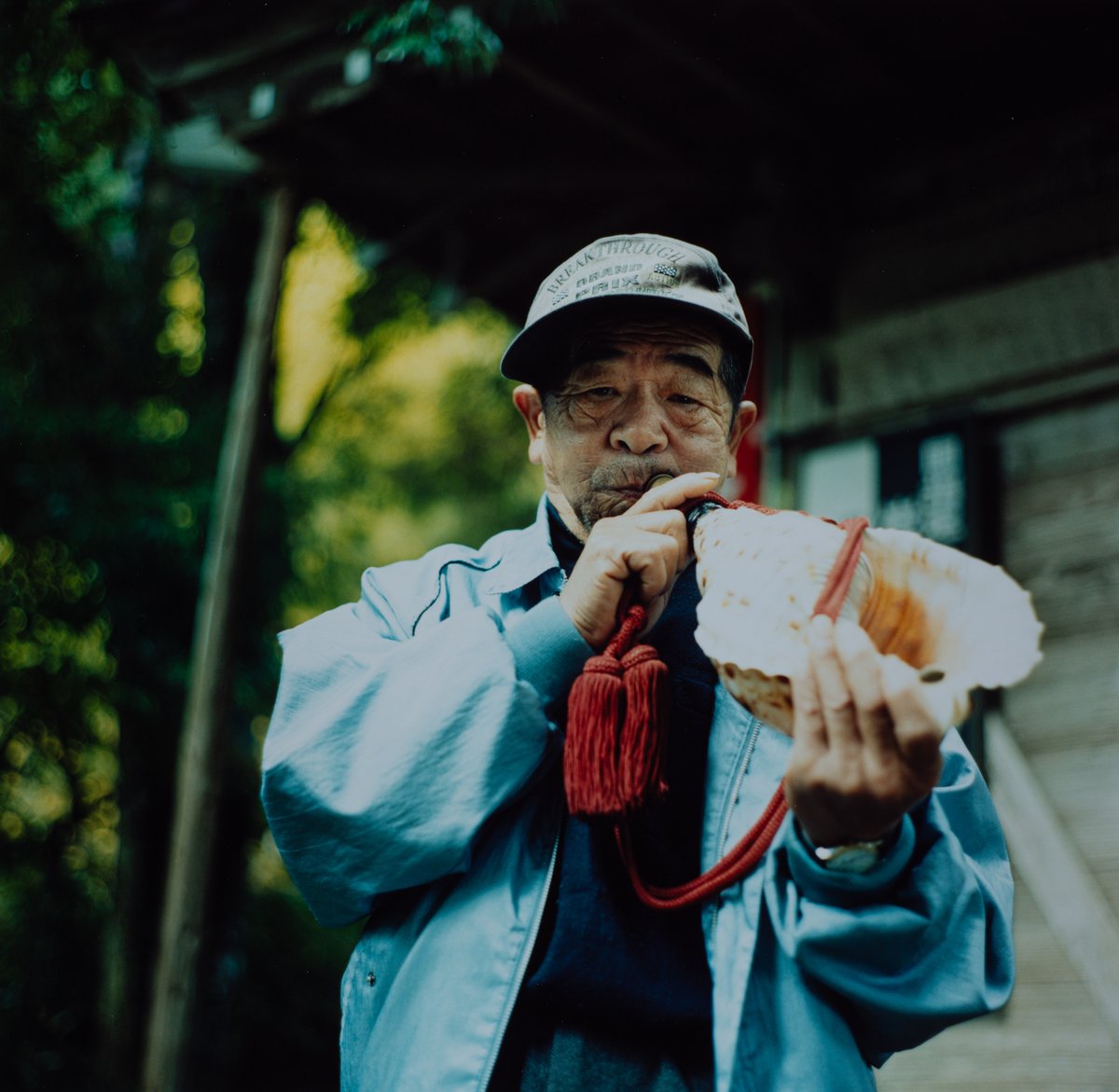 山間のさびれた神社で法螺貝を練習する男と出会った。 人が減り、修験