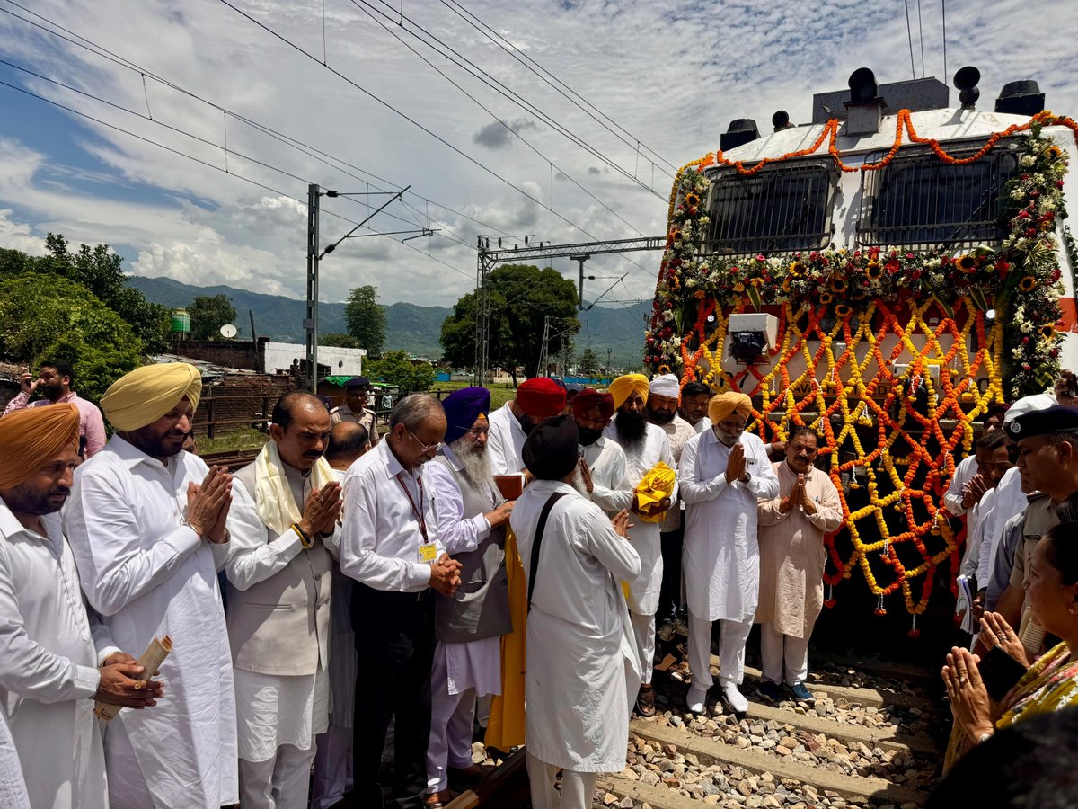 RavneetBittu's tweet photo. Today flagged-off the new weekly Tanakpur–Sri Nanded Sahib Express at Tanakpur, Uttarakhand. This historic train will strengthen the spiritual bond of the Nanak Naam Leva Sangat of the Terai region with Sachkhand Sri Hazur Sahib, making pilgrimage more convenient and accessible.

Train No. 17632 will depart from Tanakpur every Tuesday at 9:00 AM and arrive at Sri Nanded Sahib on Wednesday at 4:30 PM, providing a direct and convenient rail link for devotees undertaking this sacred journey.

#NandedSahib #Tanakpur #Railways #Uttarakhand
@RailMinIndia