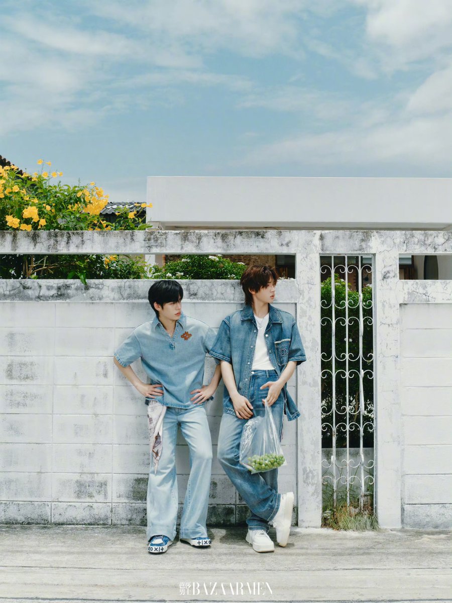 CRUSHONTEETEE's tweet photo. 🗓️ : 06.07.2026
Weibo Update : 芭莎男士

#BazaarMenChinaxTeeTeePor
#teeteepor #twnpich

💬เสียงจักจั่นร้องกับไอแดดฤดูร้อนที่กำลังอบอวล แสงแดดเริ่มทอประกายเด่นชัด คือตรอกซอกซอยที่ทั้งคู่เดินเคียงข้างกัน และเงาที่ทอดยาวซ้อนทับกัน

#芭莎美少年之夏##TeeTeePor夏日电子特辑# 蝉鸣喧嚣，盛夏正浓。光有了形状，是你们并肩走过的巷口，被拉长又重叠的影....