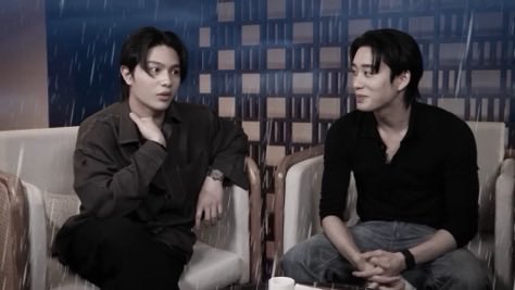 willyest0325's tweet photo. est really had the chance to do the funniest thing ever and he took it 😭 william's face looks even funnier now https://t.co/l5Oot4t6kG