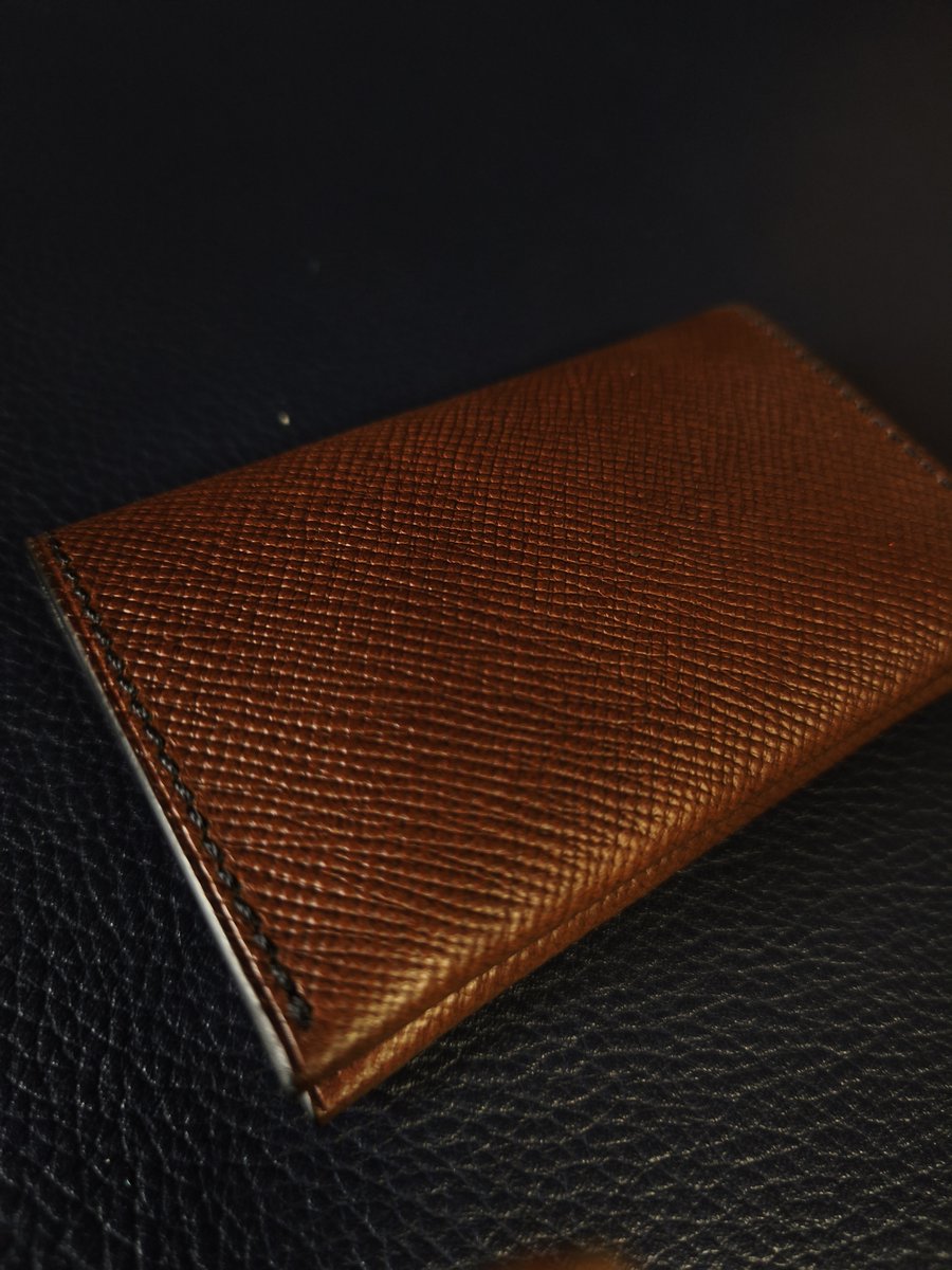 ridoleather's tweet photo. こんばんは✨️

1枚革のブッテーロハッチで作ったスリムな名刺入れ‼️
名刺なら合計20枚程度は収納可能です☺️

今日もひたすらジメジメな天気でした
病院は早く終わったけど、やはり疲れます💦
午後からは少しですがごそごそと製作できました👍️

ただ倦怠感など酷くて集中力が…😮‍💨
ストレス溜まる😅 https://t.co/s44kOmPxAK