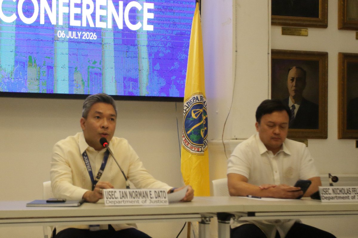 BenPulta's tweet photo. LOOK l DOJ usecs Ian Norman Dato and Nicholas Ty hold a press con explaining the law on plunder. The officials says  in case of conviction the court may appreciate voluntary surrender on the part of the accused as a mitigating circumstance. Photos by Ben Pulta . @pnagovph https://t.co/ot9dPfRZnn