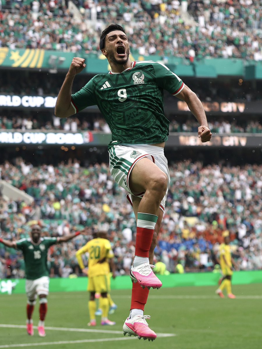 AMERICAYNADAMAS's tweet photo. El primer mundial donde Raúl Jimenez es titular y mete 3 goles.

3 goles en 4 partidos, y 2 de esos goles en fase de KO.

Si se la super mamaron con la crítica de Raúl de que no hacía goles en mundiales y más cuando no tenía ni 100 minutos jugados. https://t.co/pI8FXpzwNs