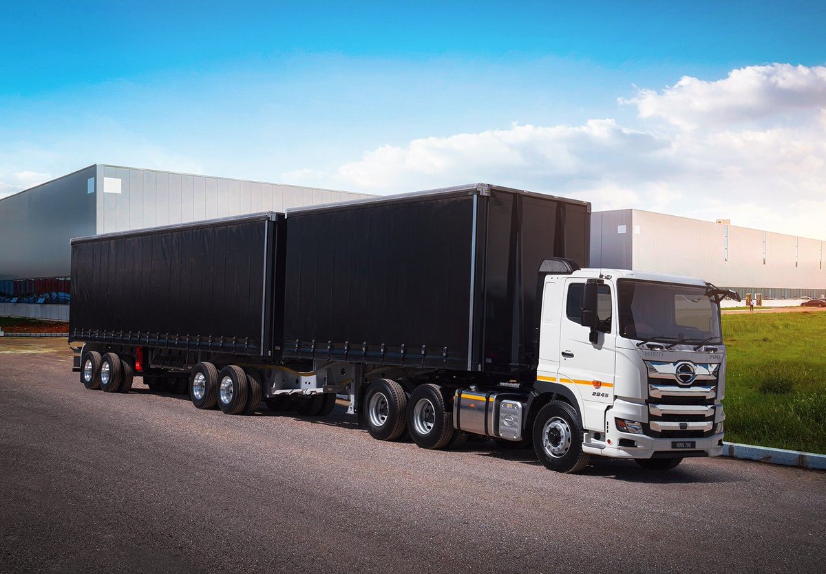 FOCUSmagSA's tweet photo. 📢 Update: #Hino has entered its 700 2845 truck tractor to participate in #TruckTest2026! The vehicle will tackle the N3 with a record-breaking line-up of XHCVs from Daewoo, DAF, FAW, Foton, MAN, Mercedes-Benz, Powerstar, Scania, Shacman, Sinotruk &amp; Volvo Trucks. #Performance https://t.co/A4mHA88k1y