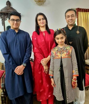 HaramNoor569967's tweet photo. In the face of danger, true heroism shines brightest. GC Asim Tariq sacrificed his life to protect a woman's honor and safety. A real hero of Pakistan his bravery will never be forgotten. May Allah swt give Sabr to his family and grant him highest rank in Jannah #CaptainAsim https://t.co/Ksr1QzGCIM