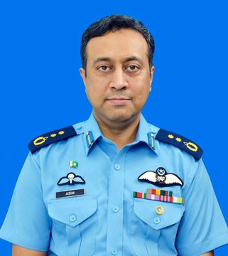 HaramNoor569967's tweet photo. In the face of danger, true heroism shines brightest. GC Asim Tariq sacrificed his life to protect a woman's honor and safety. A real hero of Pakistan his bravery will never be forgotten. May Allah swt give Sabr to his family and grant him highest rank in Jannah #CaptainAsim https://t.co/Ksr1QzGCIM
