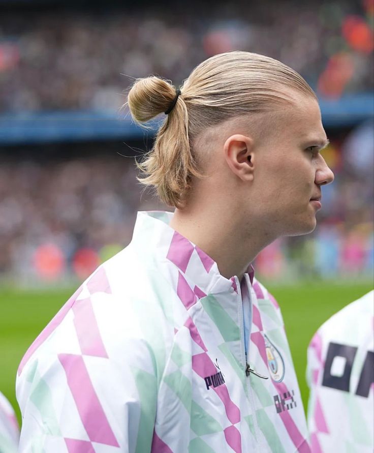 ElmaAP3's tweet photo. Was Haaland's man bun inspired by Reze or vice versa? 🤔 https://t.co/bLpgQJyf1M