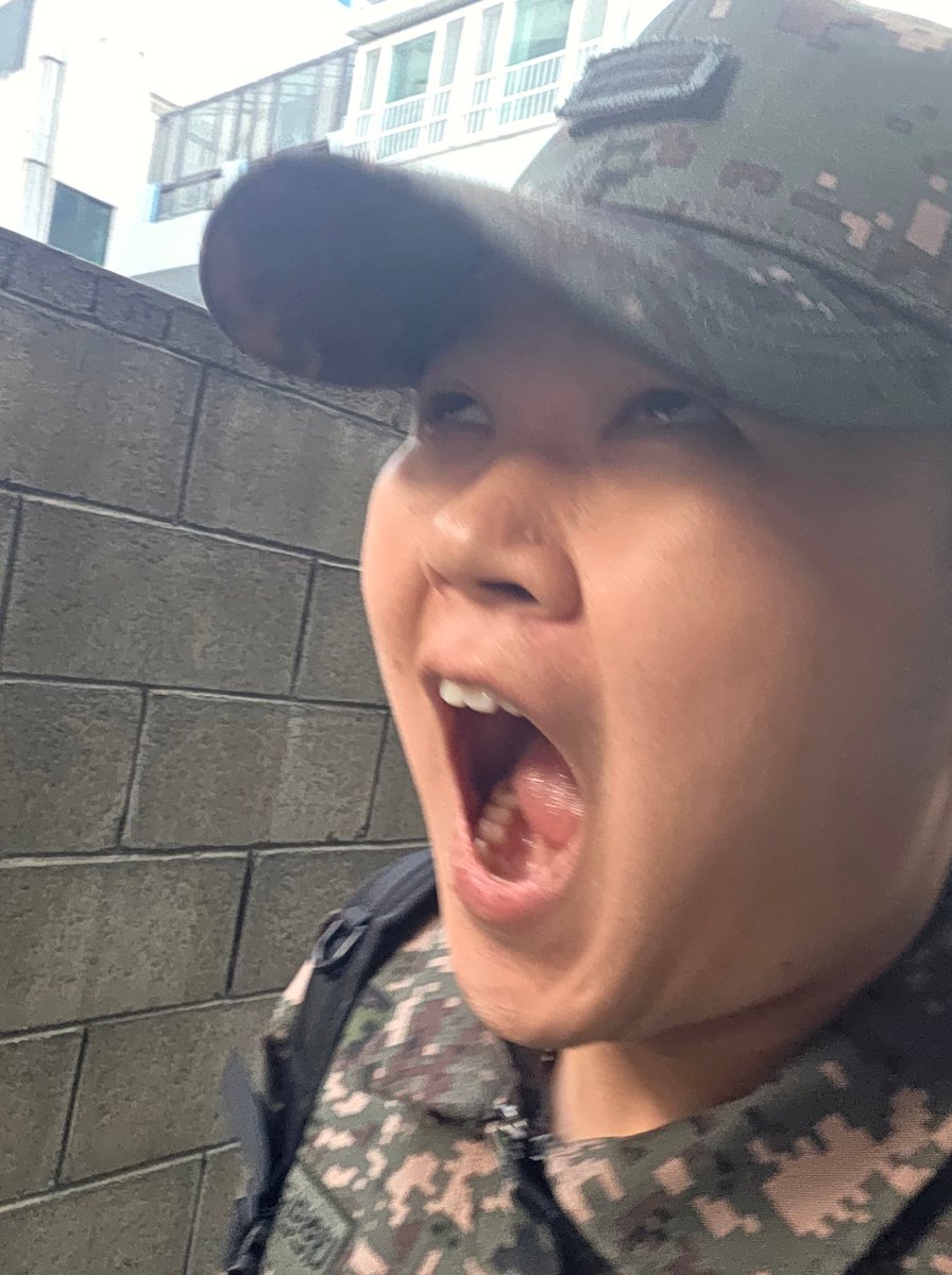 tomatok__etchup's tweet photo. <상상했던 20대 초반
    실제 20대 초반> https://t.co/OZJgduS4GV