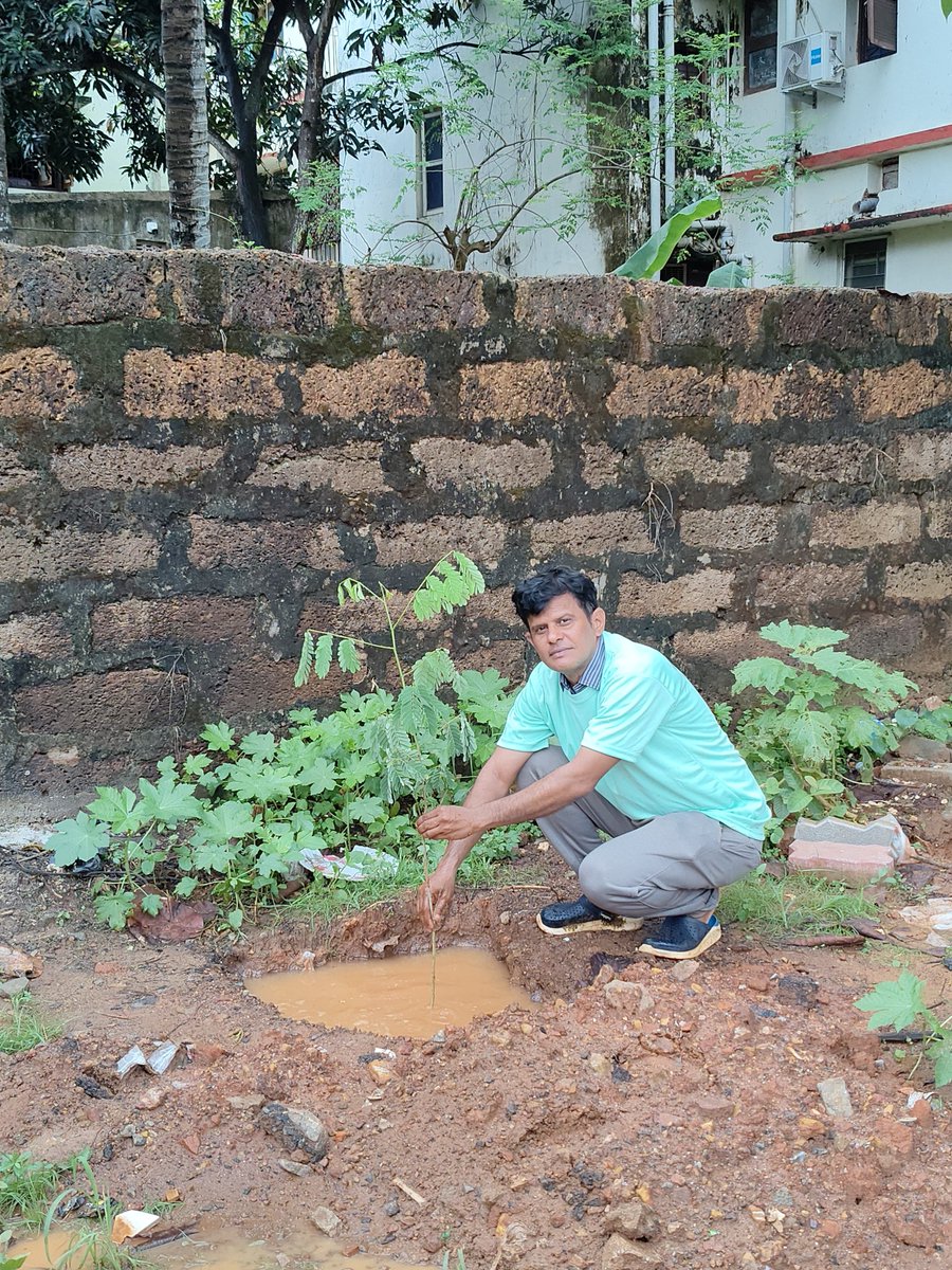 _jyodha's tweet photo. "I'm here not as a BMC official, but as a volunteer." 🌱
With a smile, Shri Parmananda Khatei wore a JYODHA T-shirt like every other volunteer, planted a sapling and promised to care for it until it grows. That's the spirit. 💚

#ସବୁଜଓଡ଼ିଶାସଜୀବଓଡ଼ିଶାସହଭାଗୀଓଡ଼ିଶା #Volunteer_Odisha https://t.co/MAqj6t3vE1