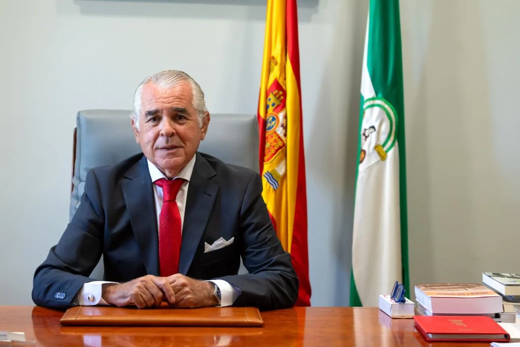 OMC_Esp's tweet photo. 🧒☀️ Cinco consejos pediátricos para cuidar la salud de los niños este verano. 

El Colegio de Médicos de Málaga difunde un vídeo con recomendaciones del Dr. Pedro J. Navarro para las familias. @Commalaga 

🔗Más información en: https://t.co/ksfVgvNtVE

#pediatras #medicos #consejos #verano