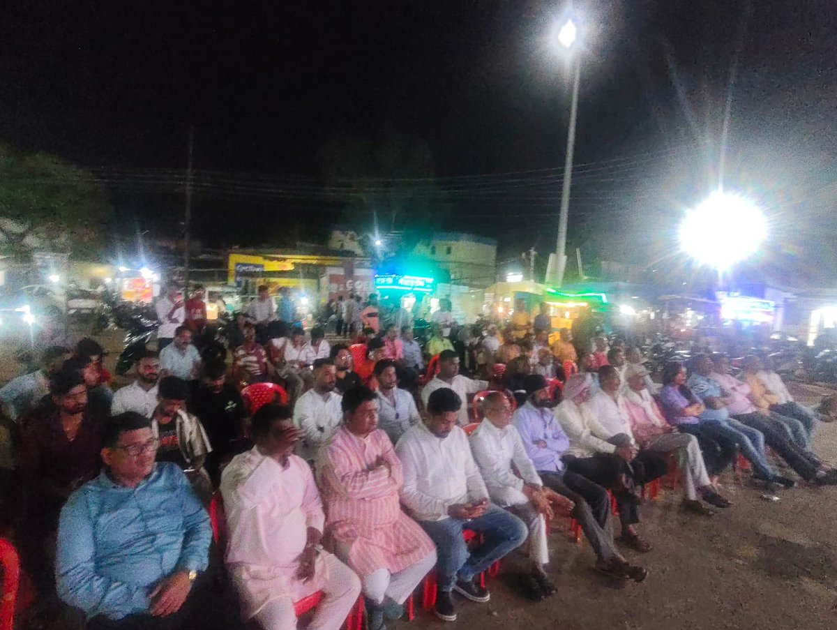 nsui's tweet photo. देश के छात्रों और युवाओं की आवाज़ को एक मंच देने के उद्देश्य से #ChhatronKiGoonj लगातार देशभर में एक जनआंदोलन का रूप ले रही है।

आज NSUI छत्तीसगढ़ के कार्यकर्ताओं ने छात्रों और युवाओं के बीच पहुँचकर पेपर लीक, भर्ती परीक्षाओं में धांधली, शिक्षा व्यवस्था की बदहाली और बढ़ती बेरोज़गारी जैसे गंभीर मुद्दों पर संवाद किया और उनकी आवाज़ को बुलंद किया।

यह केवल एक अभियान नहीं, बल्कि देश के करोड़ों छात्रों के भविष्य और अधिकारों की लड़ाई है। जब तक छात्रों को न्याय नहीं मिलेगा, यह संघर्ष जारी रहेगा।