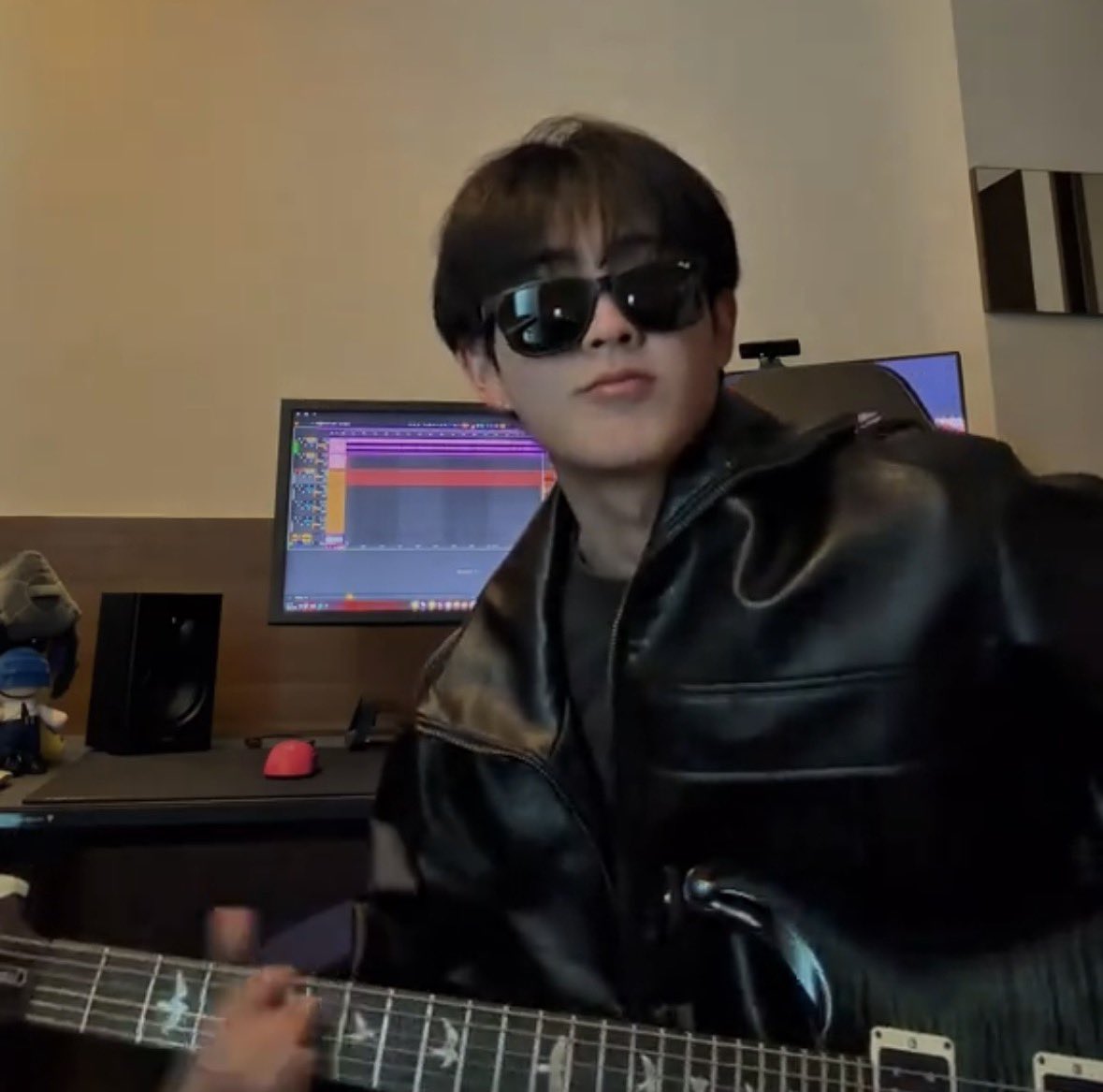 i2umeffyz's tweet photo. เขาบอกมือกีตาร์เจ้าชู้ พี่ว่าเรื่องจริงมั้ย… https://t.co/srI52g4cDk