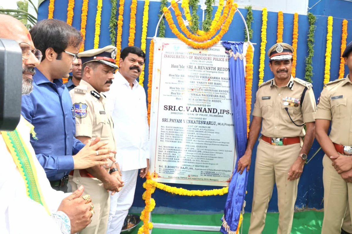 Collector_BDD's tweet photo. మణుగూరులో నూతన పోలీస్ స్టేషన్‌ను ప్రారంభించిన తెలంగాణ రాష్ట్ర డీజీపీ సి.వి. ఆనంద్ గారు

డీజీపీ సి.వి. ఆనంద్ గారు మణుగూరులో నూతనంగా నిర్మించిన పోలీస్ స్టేషన్‌ను ప్రారంభించారు. ఈ కార్యక్రమంలో మహబూబాబాద్ పార్లమెంట్ సభ్యులు పోరిక బలరాం నాయక్ గారు, పినపాక శాసనసభ్యులు పాయం వెంకటేశ్వర్లు గారు, జిల్లా కలెక్టర్ అంకిత్ IAS, జిల్లా పోలీసు సూపరింటెండెంట్ రోహిత్ రాజు, ఐటీడీఏ ప్రాజెక్టు అధికారి రాహుల్, భద్రాచలం సబ్ కలెక్టర్ మృణాల్ శ్రేష్ఠ పాల్గొన్నారు. అనంతరం జిల్లా కలెక్టర్ అంకిత్ IAS పోలీస్ స్టేషన్‌లో ఏర్పాటు చేసిన సీసీటీవీ మానిటరింగ్ సెల్‌ను ప్రారంభించారు.

డీజీపీ సి.వి. ఆనంద్ గారు మాట్లాడుతూ, సింగరేణి సంస్థ సహకారంతో నిర్మించిన ఈ పోలీస్ స్టేషన్ ద్వారా ప్రజలకు మరింత వేగవంతమైన, ఆధునిక పోలీసు సేవలు అందుతాయని తెలిపారు. సీసీటీవీ నిఘా, సైబర్ నేరాల నియంత్రణ, సాంకేతిక పరిజ్ఞాన వినియోగాన్ని మరింత బలోపేతం చేస్తున్నామని చెప్పారు. మాదకద్రవ్యాల అక్రమ రవాణాపై EAGLE వ్యవస్థ ద్వారా కఠిన చర్యలు కొనసాగుతున్నాయని, డ్రగ్ మాఫియాపై తీవ్రవాదుల తరహాలో చర్యలు తీసుకోవాలని అధికారులను ఆదేశించారు.

జిల్లా కలెక్టర్ అంకిత్ IAS మాట్లాడుతూ, జిల్లాలో శాంతిభద్రతల పరిరక్షణ, ప్రజలకు సత్వర, పారదర్శక పోలీసు సేవలందించడంలో జిల్లా యంత్రాంగం పోలీసు శాఖతో సమన్వయంగా పనిచేస్తోందన్నారు. ఆధునిక సాంకేతిక సదుపాయాలతో కూడిన ఈ నూతన పోలీస్ స్టేషన్ ప్రజలకు మరింత నాణ్యమైన సేవలు అందించడంలో కీలకంగా నిలుస్తుందని తెలిపారు.

ఈ కార్యక్రమంలో పోలీసు శాఖ అధికారులు, వివిధ శాఖల జిల్లా అధికారులు, ప్రజాప్రతినిధులు, సింగరేణి సంస్థ ప్రతినిధులు, స్థానిక ప్రజలు పాల్గొన్నారు.

@TelanganaCMO @revanth_anumula @Bhatti_Mallu @jupallyk_rao @UttamINC @INC_Ponguleti @OffDSB @DamodarCilarapu @KomatireddyKVR @Ponnam_INC @Tummala_INC @VivekVenkatswam @TummalaOfficial @seethakkaMLA @meeseethakka @iamkondasurekha @minister_adluri @SrihariVakiti @TelanganaCS @IPRTelangana

#AnkithIAS #CVAnand #Manuguru #TelanganaPolice #LawAndOrder #PublicSafety #BhadradriKothagudem #Telangana