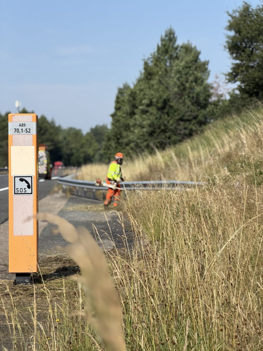 VINCIAutoroutes's tweet photo. 🌿 Avant les départs estivaux, les équipes VINCI Autoroutes se sont mobilisées sur l'ensemble du réseau pour réaliser des opérations de fauchage. Un entretien essentiel pour la sécurité, la visibilité des équipements et la limitation des risques de départs d'incendie. 👷‍♀️👷‍♂️ https://t.co/v9LoSLL1Qp