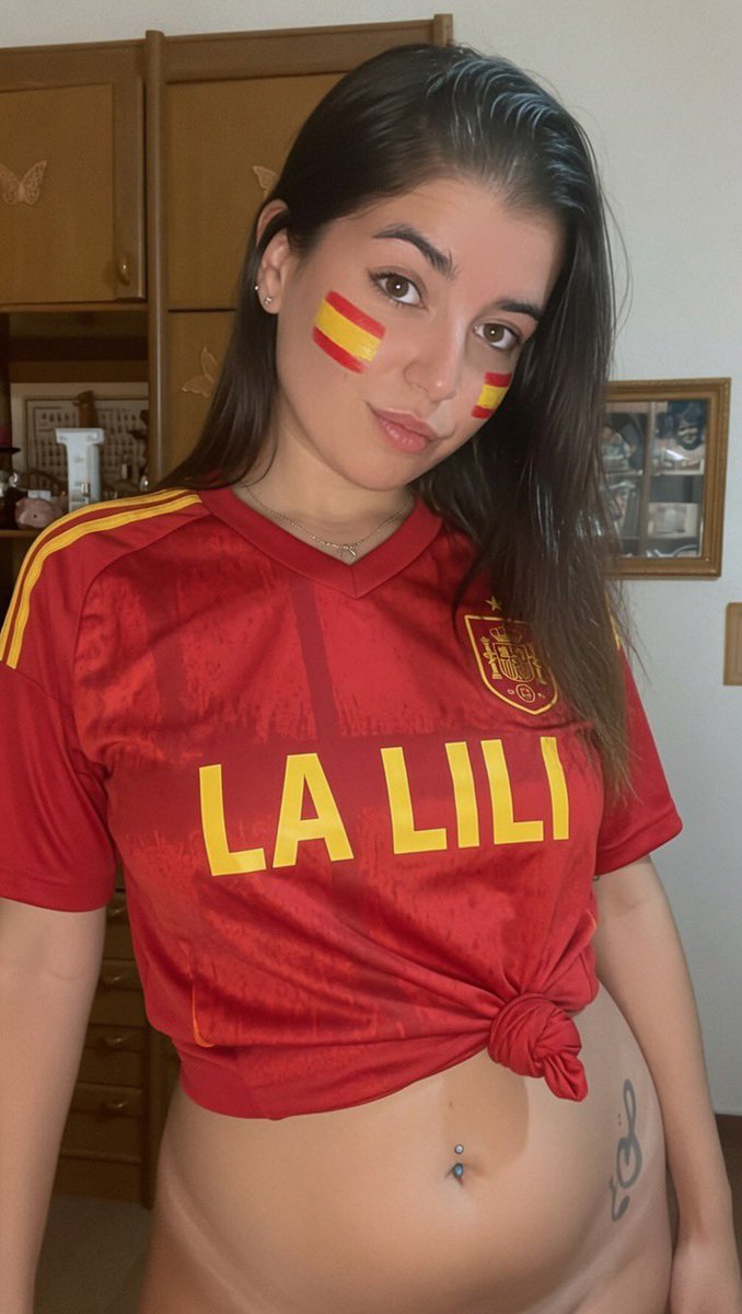 LidiaDiaz1109's tweet photo. Española, de derechas💙, amante del fútbol y chica OF💙🤭.
Qué opináis…podría un hombre pedir más? 😅
Ah, y juego genial a los videojuegos 🎮 😋 https://t.co/yBEmFWoU3p