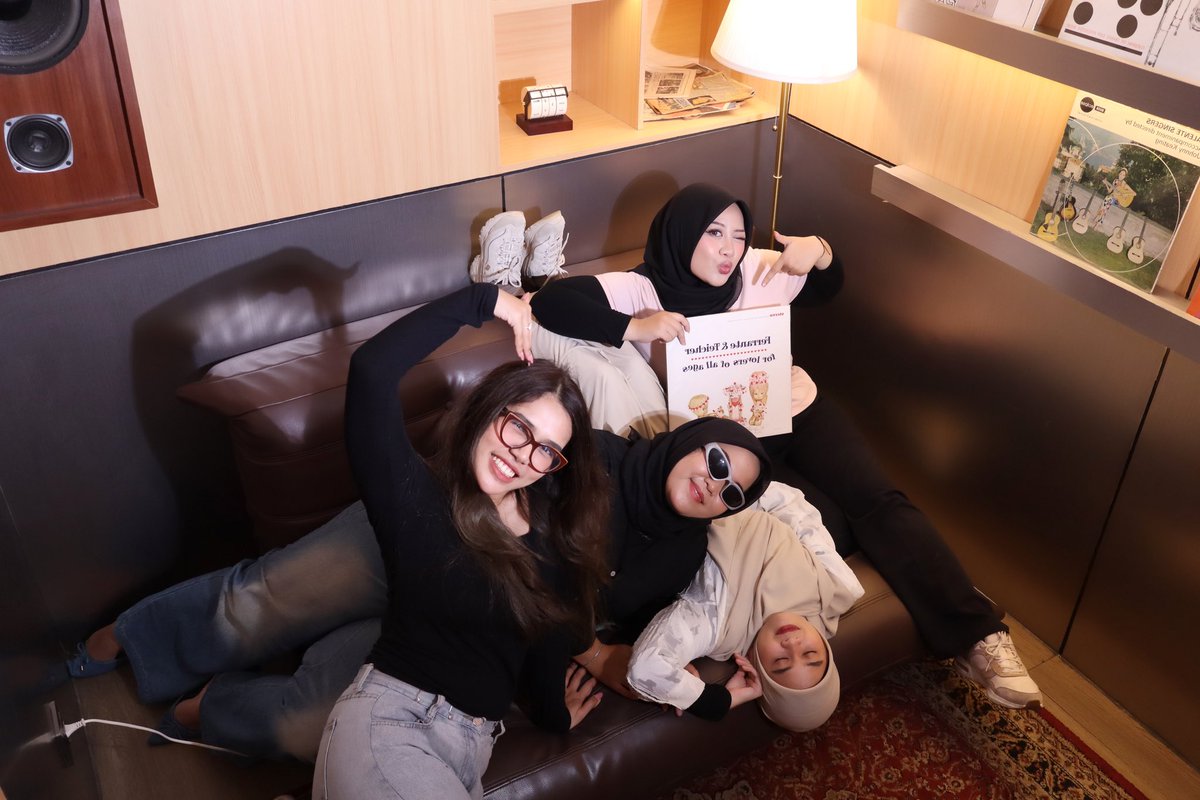 reviewbylia's tweet photo. Another place to visit di Blok M:

📍Lunar booth, Blok M square
— 45k/2 strip

Ini so far photobox dengan lighting paling MANTEP + spacenya lega!!! Propertinya juga macem” cocok bgt buat foto bareng bestie/pasangan 🤭✨

Ada 4 opsi room yg mau aku spill 1-1 di next tweet~ https://t.co/OPf8bYqvDM