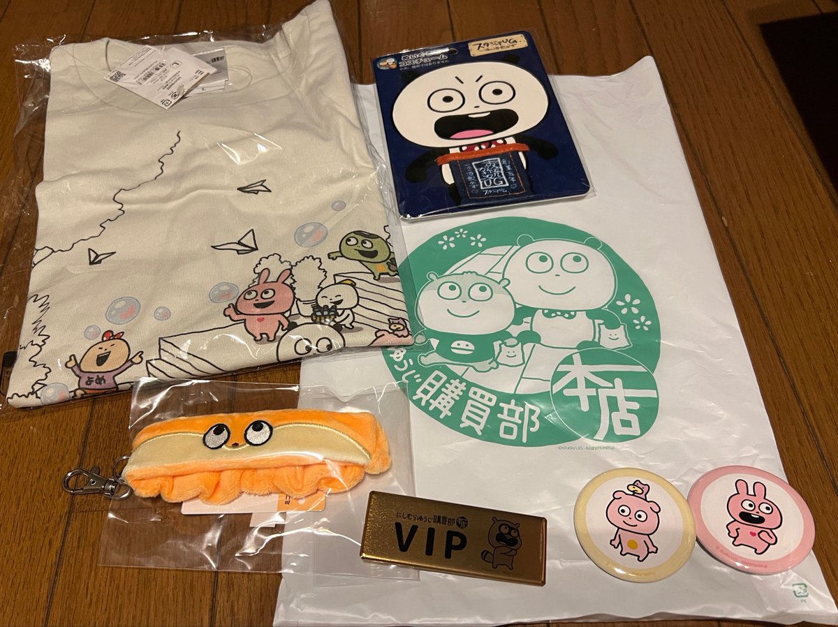 QeLC9jLv16bokUY's tweet photo. ドコ、ドコ、ドコ、ドコ🎶

いよいよ開封の儀〜🎁

たぬう
VIPバッジ良かったな✨
たぬうに挨拶してきたからだね😀

おばかこねち
それはそういう使い方じゃないんだよ🤣

にへらさん
ヘアバンドは小さすぎ、Tシャツは大きすぎ🤭
にへらさんだからOK🙆‍♀️

#にしむらゆうじ購買部本店 https://t.co/f7F7MRf3pu