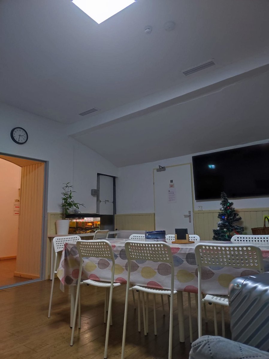 Upperttatsll's tweet photo. 🏠รีวิวที่พักโฮสเทลในเวียนนา ออสเตรีย🇦🇹🥰🗾

ใครที่กำลังมองหาที่พักในเวียยนาฉบับแบ็กแพ็กเกอร์ หรือสายประหยัดนอนรวมได้ แนะนำที่นี่เลยค่ะ ✨

ที่พักชื่อว่า 7brunnen เอาจริงที่นี่ไม่ได้เป็นตัวเลือกที่ถูกใจนักค่ะ เพราะตัวที่พักจะอยู่แบบช่วงกลางตึกที่เราต้องเดินผ่านช่วงตึกหลายๆตึกอะ มันลึกนะ แต่เดินบ่อยๆก็ชิน 😆

คือที่อื่นไม่ตอบโจทย์ ที่นี่ดูใกล้รถไฟใต้ดินสุดเลยมาพักที่นี่ แต่สิ่งที่ว้าวเกินคาดคือ ที่พักดีมากเลยค่ะ คนดูแลไม่แน่ใจว่าจีนหรือเกาหลี เขามาต้อนรับด้วยตัวเอง แต่ไม่ได้นั่งหลัก แค่เหมือนว่าแขกจะเข้าพักช่วงนี้พอดีเขาก็เดินมา น่ารักมาก 🫶🥰

ที่พักมีครัวกลางให้ทำ ห้องน้ำรวม มีแยกสุขา ห้องอาบน้ำ การเข้าห้องเป็นแบบกดรหัสค่ะ รหัสจะถูกส่งเข้าเมลเราใน booking ปลอดภัยหายห่วง ✅🏠

ก่อนเข้าที่พักก็มีเมลส่งมาให้กดรหัสเข้าที่พักด้วยตัวเอง คือเป็นโฮสเทลที่ต้องทำเองหมด แต่มันดีอะ ที่สำคัญเราประทับใจตรงที่ ในห้องน้ำเขามีผ้าอนามัยแบบสอดวางไว้ให้ด้วยค่ะ คือใส่ใจแขกผู้หญิงมากเลย 🥰

ที่นี่ก็เป็นห้องนอนแบบรวม 4 เตียง มีแบบ ญญ ชญ ค่ะ เราเลือกห้องแบบ ญญ 4 เตียง 🧑🛏️

🚏จากที่พักเดินไปรอรถบัสสาย 59A เพื่อไปยัง Karlsplatz ได้ค่ะ หรือย่านการค้า รถบัสจะสิ้นสุดที่นั่น 🚎

เชื่อมั้ยว่าเรานั่งรถบัสกลับมานอนที่ที่พักช่วงค่ำ แล้วรอรถบัสออกไปเที่ยวต่อค่ะ ชิลมาก5555555 สถานีรถไฟใต้ดินก็เดินอีกหน่อย ไว้จะปักแผนที่ให้ดูค่ะ 🗺️

📍ที่พักห่างจากสถานีรถไฟ Wien Hauptbahnhof พอสมควรค่ะ เราเดินลากกระเป๋าไป 40 นาทีอะ แต่พอมันไม่ร้อนเลยลากไปเรื่อย ๆ ได้ค่ะ ^^

จริง ๆ ตำแหน่งที่นี่อาจจะยาก แต่ลองไปใช้ชีวิตดูน่าจะไม่ยากนะคะ เราชอบที่นี่ ถ้าไปอีกก็จะพักที่นี่แหละ 🥰

#ที่พัหในเวียนนา #Vienna #Austria