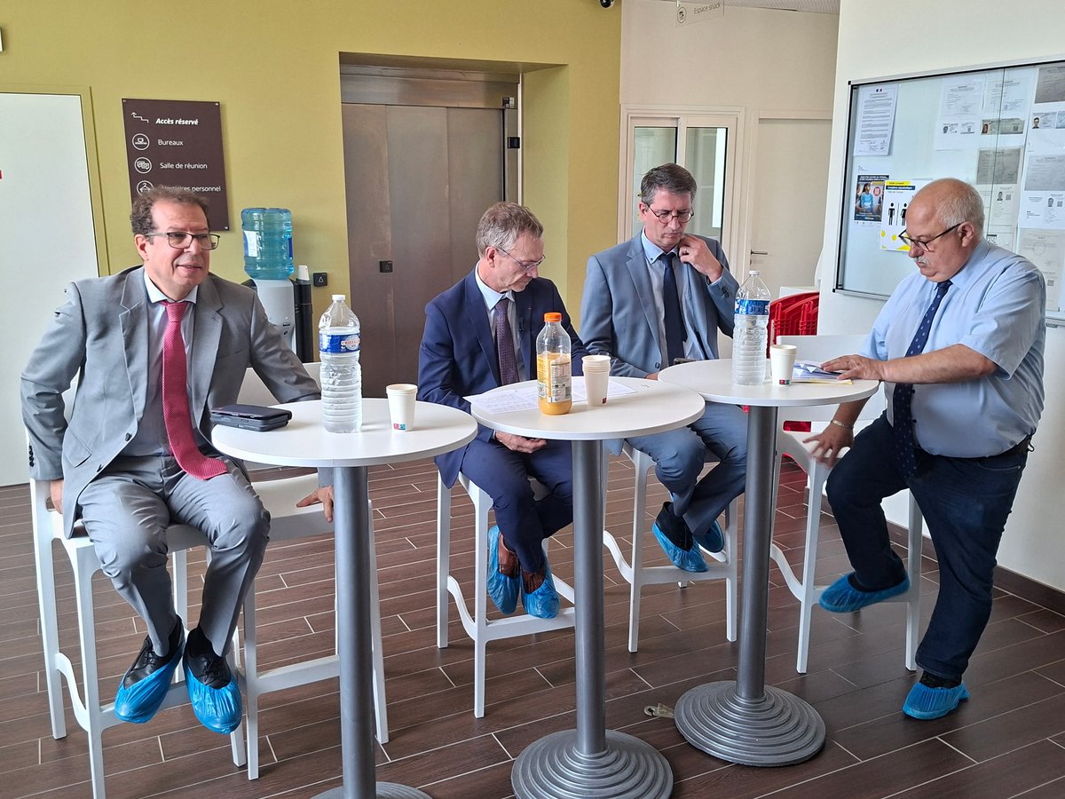 PrefAquitaine33's tweet photo. #Prévention 🏊 | Priorité à la prévention des noyades en #Gironde.
Les élèves de maternelle des écoles Camille Maumey et Anatole France ont participé cette semaine à une session « Aisance aquatique » au complexe Élodie Lorandi, à #Cenon.
🎯 Permettre aux plus jeunes d’évoluer en sécurité dans l'eau dès le plus jeune âge.
Un temps fort partagé en présence de Bachir BAKHTI préfet délégué pour l'égalité des chances, Jean-Marc HUART, recteur de @AcBordeaux, François-Xavier PESTEL, Dasen 33, et Jean-François EGRON, maire de Cenon, qui met en lumière un équipement de qualité au service de l'apprentissage et du vivre-ensemble.
👏 Un grand merci à la @VilledeCenon, à la @DsdenGironde, au SDJES 33 et à tous les partenaires mobilisés pour faire de la sécurité des enfants une priorité !