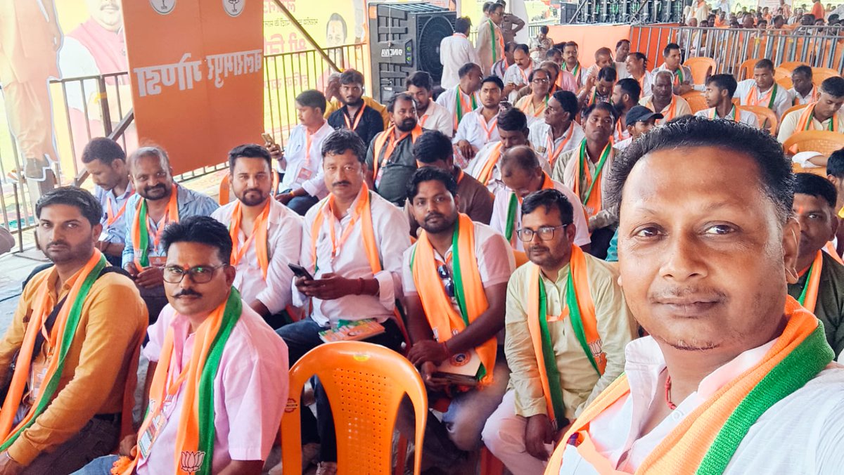 JayantSBjp's tweet photo. 📍लखनऊ 

कल @BJP4UP द्वारा आयोजित, राष्ट्रीय प्रेरणा स्थल लखनऊ, में @BJP4India के राष्ट्रीय अध्यक्ष आदरणीय @NitinNabin जी के आवाह्न पर " शक्तिकेंद्र संयोजक सम्मेलन " में अपने नगर अध्यक्ष श्री आनंद राज जी सहित, सभी ऊर्जावान, कर्मठ शक्तिकेंद्र संयोजक बंधुओं के साथ उपस्थित रहा ! https://t.co/S0dN9MFa8q
