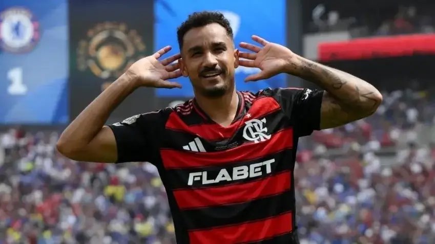 MarceloPanoeiro's tweet photo. Esse cara entregou 3 gols no mata-mata.

- Responsável pelo gol do Japão com um passe errado;

- Responsável pela marcação frouxa no cruzamento para o gol de cabeça do Haaland;

- Responsável pela marcação frouxa que permitiu o Haaland dominar, ajeitar o corpo e chutar no 2º gol. https://t.co/rl2Jp3cbbU
