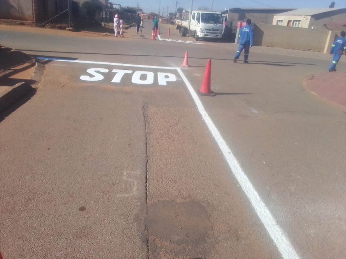 City_Ekurhuleni's tweet photo. 🛣️ #FixingTheFrontline | #CoERoadsUpdate
📍 #Boksburg
Roads department removed weeds on kerbs on the following streets: Aquarius and kingfisher, Van wyk louw ln/mikro str/burtler street.
📍 #Tsakane
Road markings were executed in Ngcobo, Mlaba and Fing, Xhosa and Mlaba streets. https://t.co/uTJyw26Sr2