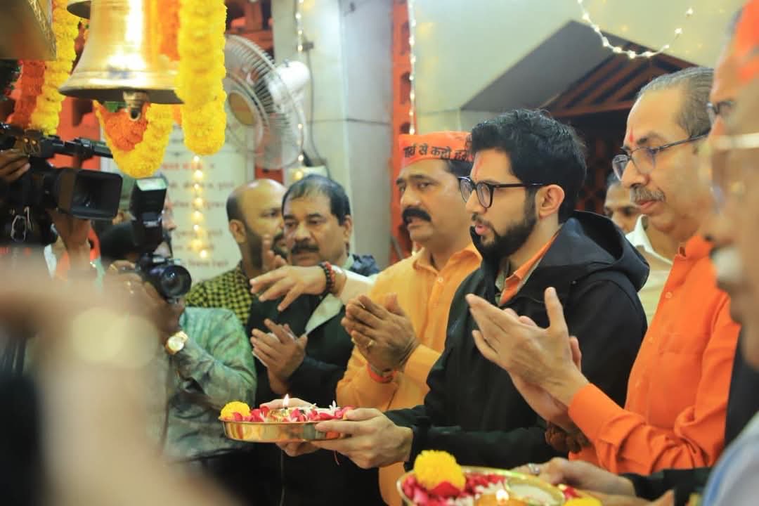 PRJ_24's tweet photo. आज दादरच्या श्री हनुमान मंदिरात अयोध्येतील श्रीराम मंदिर लुटीविरोधात रामरक्षा महाआरती करण्यात आली. "जोपर्यंत या चोरीचा नि:पक्षपातीपणे निकाल लागत नाही, तोपर्यंत शांत बसणार नाही," असा कडक इशारा शिवसेना पक्षप्रमुख मा. श्री. उद्धवसाहेब ठाकरे यांनी दिला. तसेच तमाम हिंदूंना या चोरांपासून सावध व जागे राहण्याचे आवाहन केले.
याप्रसंगी युवासेनाप्रमुख आमदार आदित्य ठाकरे, शिवसेना नेते, पदाधिकारी आणि असंख्य रामभक्त-शिवसैनिक उपस्थित होते.

#ShivSena#UddhavThackeray#AadityaThackeray#JusticeForRamMandir