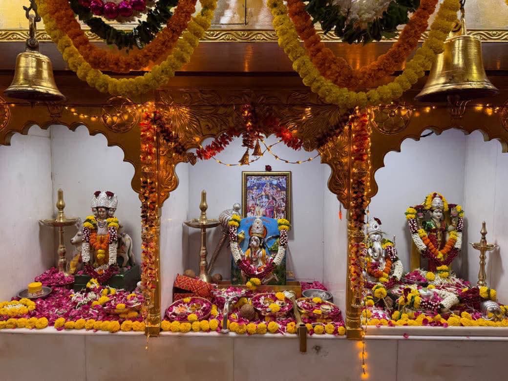 PRJ_24's tweet photo. आज दादरच्या श्री हनुमान मंदिरात अयोध्येतील श्रीराम मंदिर लुटीविरोधात रामरक्षा महाआरती करण्यात आली. "जोपर्यंत या चोरीचा नि:पक्षपातीपणे निकाल लागत नाही, तोपर्यंत शांत बसणार नाही," असा कडक इशारा शिवसेना पक्षप्रमुख मा. श्री. उद्धवसाहेब ठाकरे यांनी दिला. तसेच तमाम हिंदूंना या चोरांपासून सावध व जागे राहण्याचे आवाहन केले.
याप्रसंगी युवासेनाप्रमुख आमदार आदित्य ठाकरे, शिवसेना नेते, पदाधिकारी आणि असंख्य रामभक्त-शिवसैनिक उपस्थित होते.

#ShivSena#UddhavThackeray#AadityaThackeray#JusticeForRamMandir