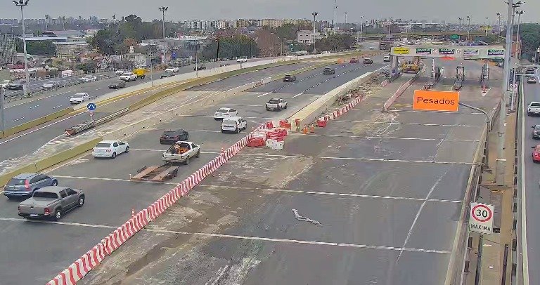 jotaleonetti's tweet photo. DEMOLIERON CABINAS DE PEAJE EN #AUDELLEPIANE 🛣️
@AUSA dejó habilitada la nueva traza de 3 carriles sentido #GeneralPaz, con una velocidad máxima de 60 km/h
El peaje freeflow se abona con #TelePASE y la multa por circular sin tag asciende a $142.498,50.
Antes & Después https://t.co/hxyhn9Uipc