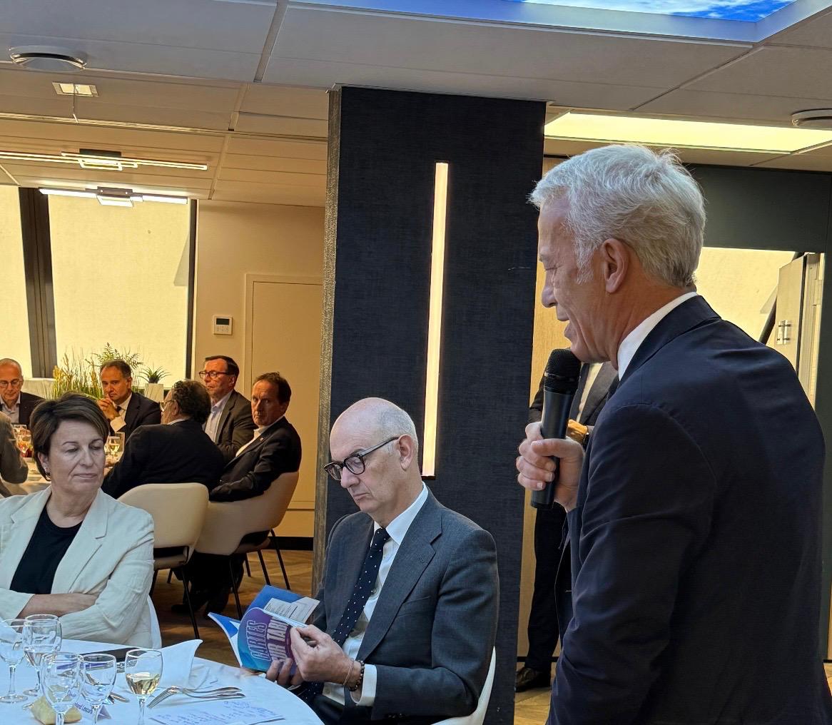 PatrickMartin_1's tweet photo. Merci monsieur le ministre, cher Roland Lescure, de ta présence ce midi à l’occasion du déjeuner du Conseil exécutif du @medef. 
Délais de paiement, intelligence artificielle, énergie, crédit impôt recherche… de nombreux sujets à évoquer à la veille du Comité d'alerte des finances publiques, sujets présents dans notre livret Cartes sur table qui livre un diagnostic et permet de remettre l’économie à sa place.