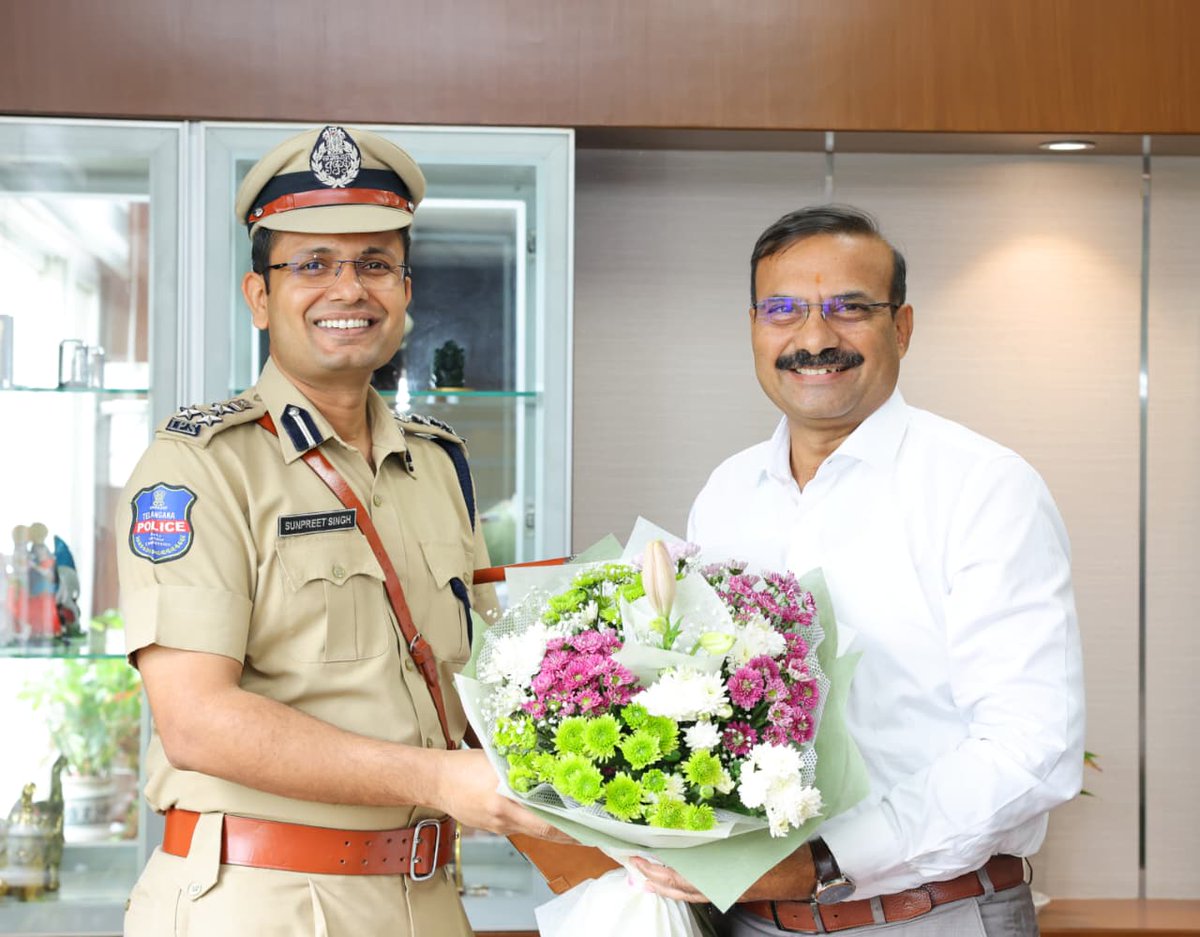 CYBTRAFFIC's tweet photo. Sri Sunpreet Singh, IPS has assumed charge as the Joint Commissioner of Police, Traffic, Cyberabad Commissionerate.

On assuming charge, Sri Sunpreet Singh, IPS reported to the Commissioner of Police, Cyberabad, Dr. M. Ramesh, IPS.

DCP Traffic-II, Smt. Seshadrini, IPS; DCP Traffic Sri Ravi Kumar; Addl. DCP Traffic-I, Sri Hanmanth Rao; and the Traffic Inspectors of the Cyberabad Commissionerate has paid a courtesy call to Sri Sunpreet Singh IPS, Jt CP Traffic, Cyberabad.

శ్రీ సన్‌ప్రీత్ సింగ్, ఐపీఎస్ గారు సైబరాబాద్ కమిషనరేట్, జాయింట్ కమీషనర్ ఆఫ్ పోలీస్ (ట్రాఫిక్) గా బాధ్యతలు స్వీకరించారు.

బాధ్యతలు స్వీకరించిన అనంతరం, ఆయన  కమీషనర్ ఆఫ్ పోలీస్, సైబరాబాద్, డా. ఎం. రమేష్, ఐపీఎస్ గారిని మర్యాదపూర్వకంగా కలిశారు.

తదనంతరం,  డీసీపీ ట్రాఫిక్-II శ్రీమతి శేషాద్రిని, ఐపీఎస్ గారు ,డీసీపీ ట్రాఫిక్ శ్రీ రవి కుమార్ గారు అదనపు డీసీపీ ట్రాఫిక్-I శ్రీ హనుమంతరావు గారు, అలాగే సైబరాబాద్ కమిషనరేట్ ట్రాఫిక్ విభాగానికి చెందిన ట్రాఫిక్ ఇన్‌స్పెక్టర్లు, జాయింట్ కమీషనర్ ఆఫ్ పోలీస్ (ట్రాఫిక్) శ్రీ సన్‌ప్రీత్ సింగ్, ఐపీఎస్ గారిని మర్యాదపూర్వకంగా కలిశారు.